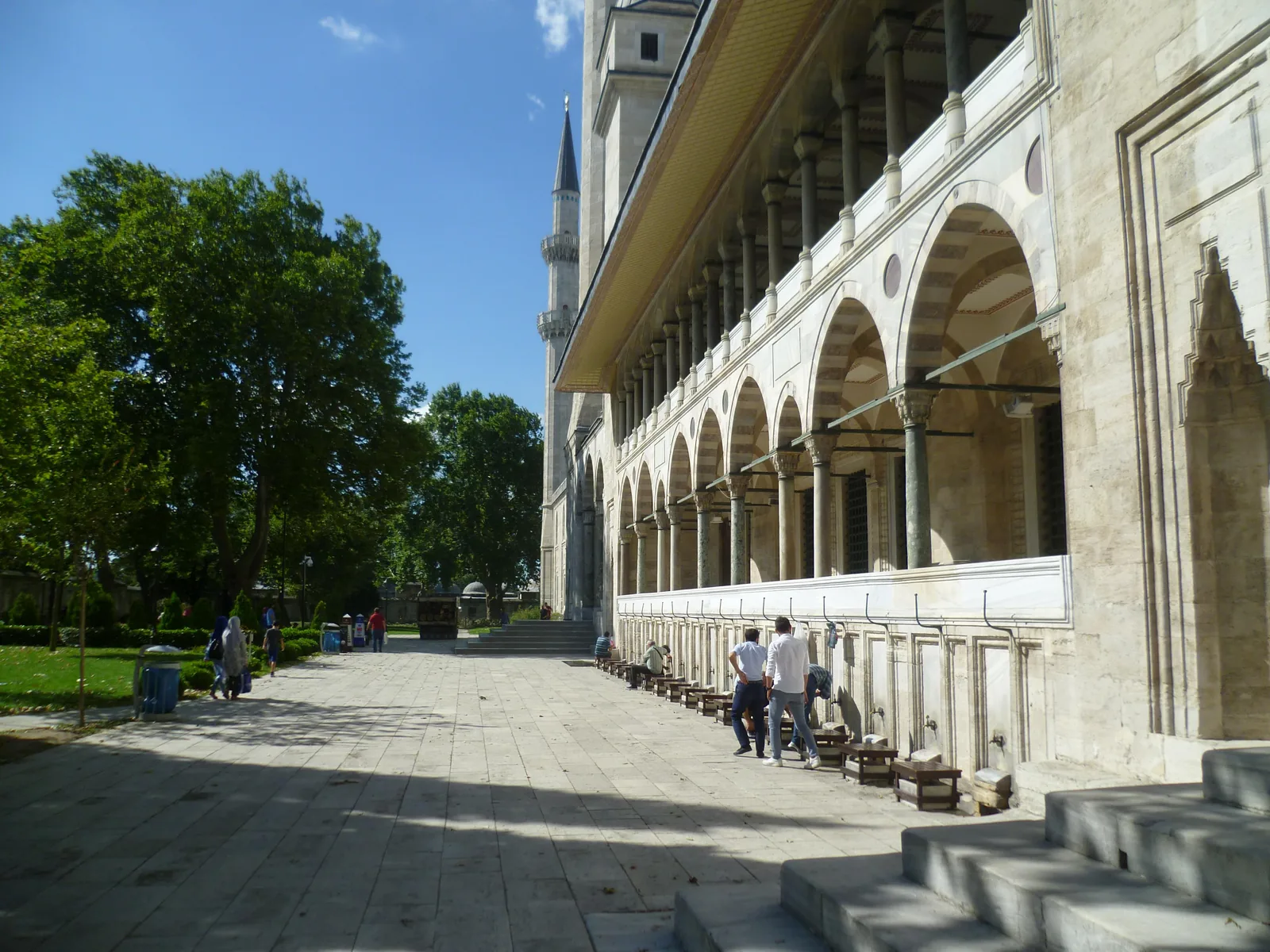 La galerie à arcades de la cour