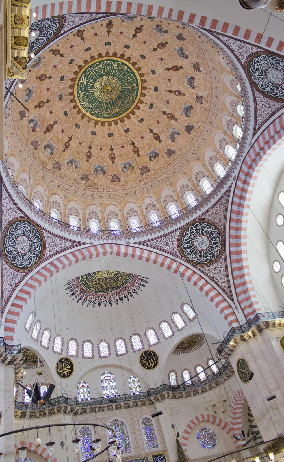 La coupole centrale de la Süleymaniye vue d'aplomb depuis le sol