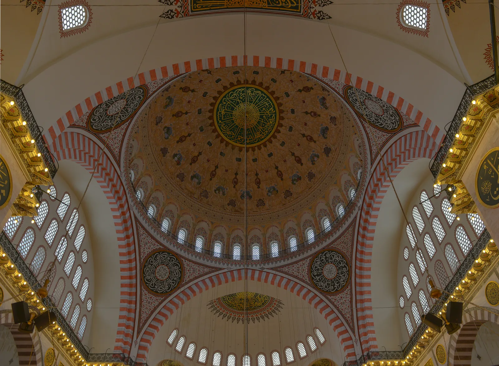 Coupole et demi-coupoles de la Süleymaniye vues de l'intérieur