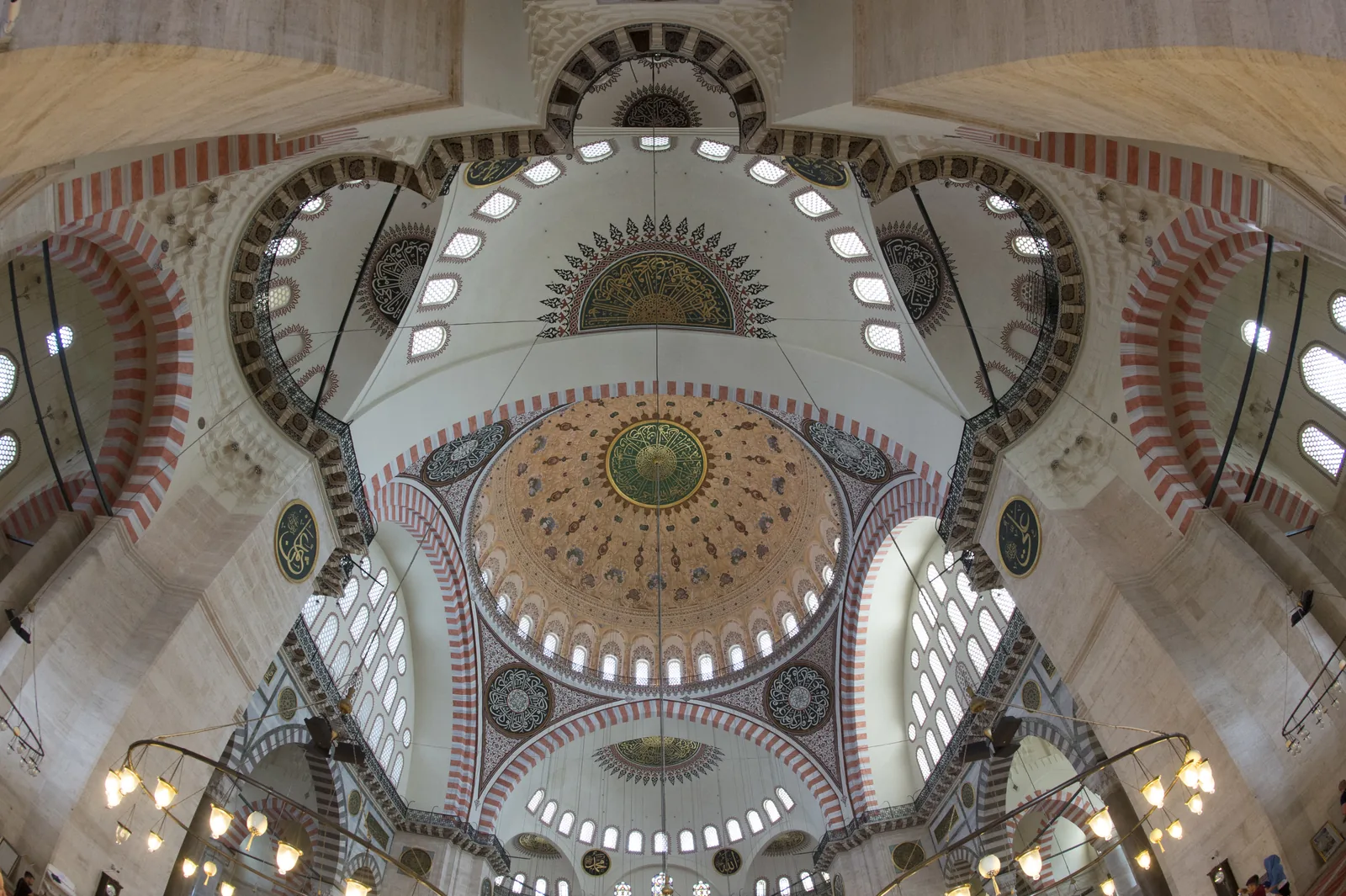 Vue large de la coupole de la Süleymaniye depuis la nef