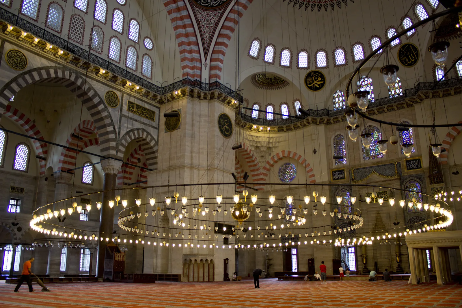 La nef de la Süleymaniye orientée vers le mihrab