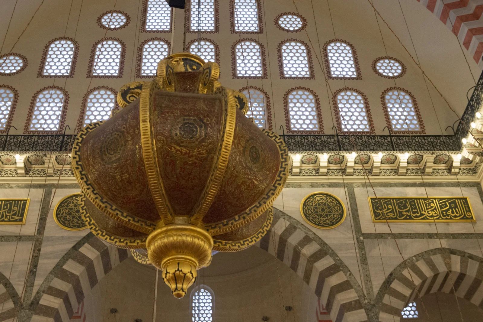 Le lustre suspendu au-dessus de la salle de prière