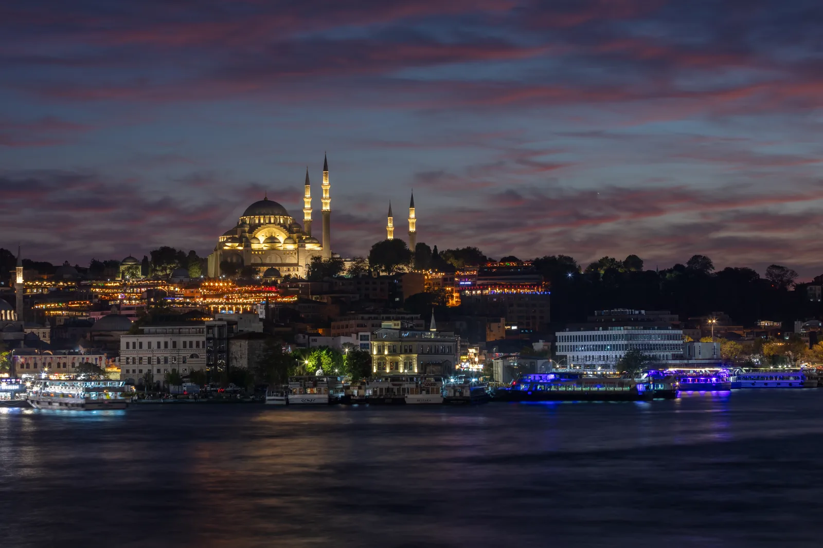 La silhouette de la Süleymaniye au crépuscule sur la Corne d'Or