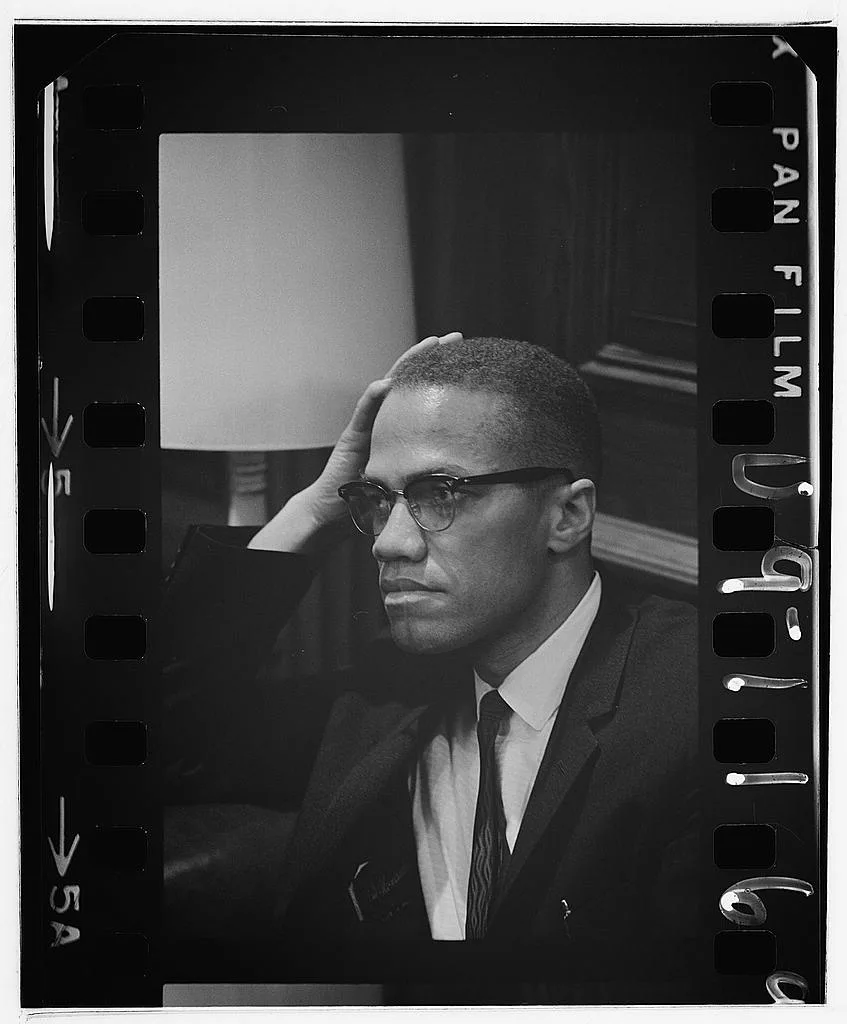 Portrait en buste de Malcolm X lors d'une conférence de presse à Washington, mars 1964