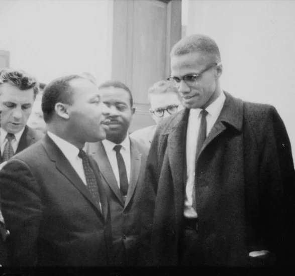 Malcolm X aux côtés de Martin Luther King Jr., leur seule rencontre, mars 1964
