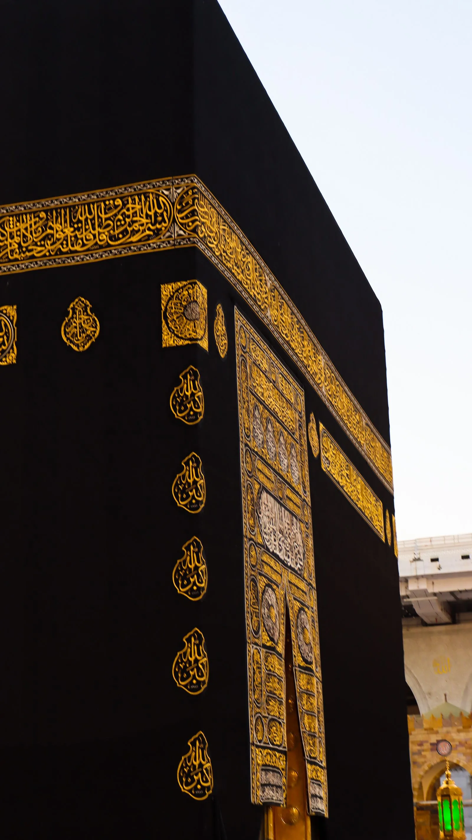 Détail de la Kiswah, le voile noir brodé d'or qui recouvre la Kaaba à La Mecque