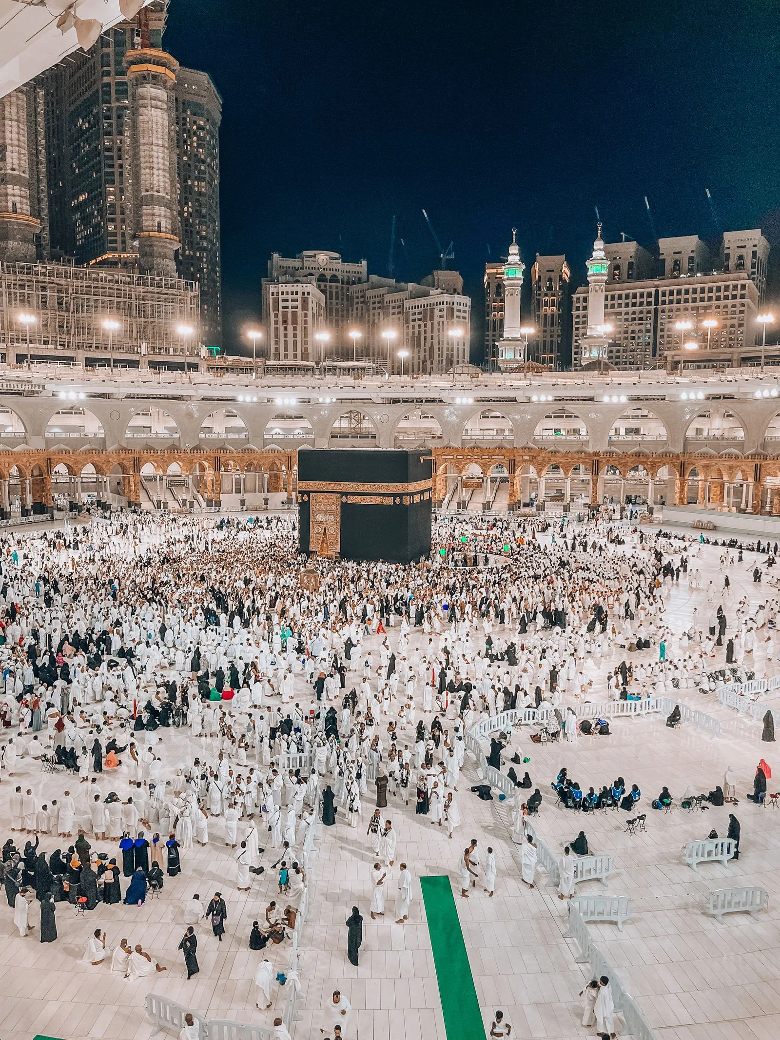 Vue nocturne de la Kaaba et de la Masjid al-Haram entourées de pèlerins