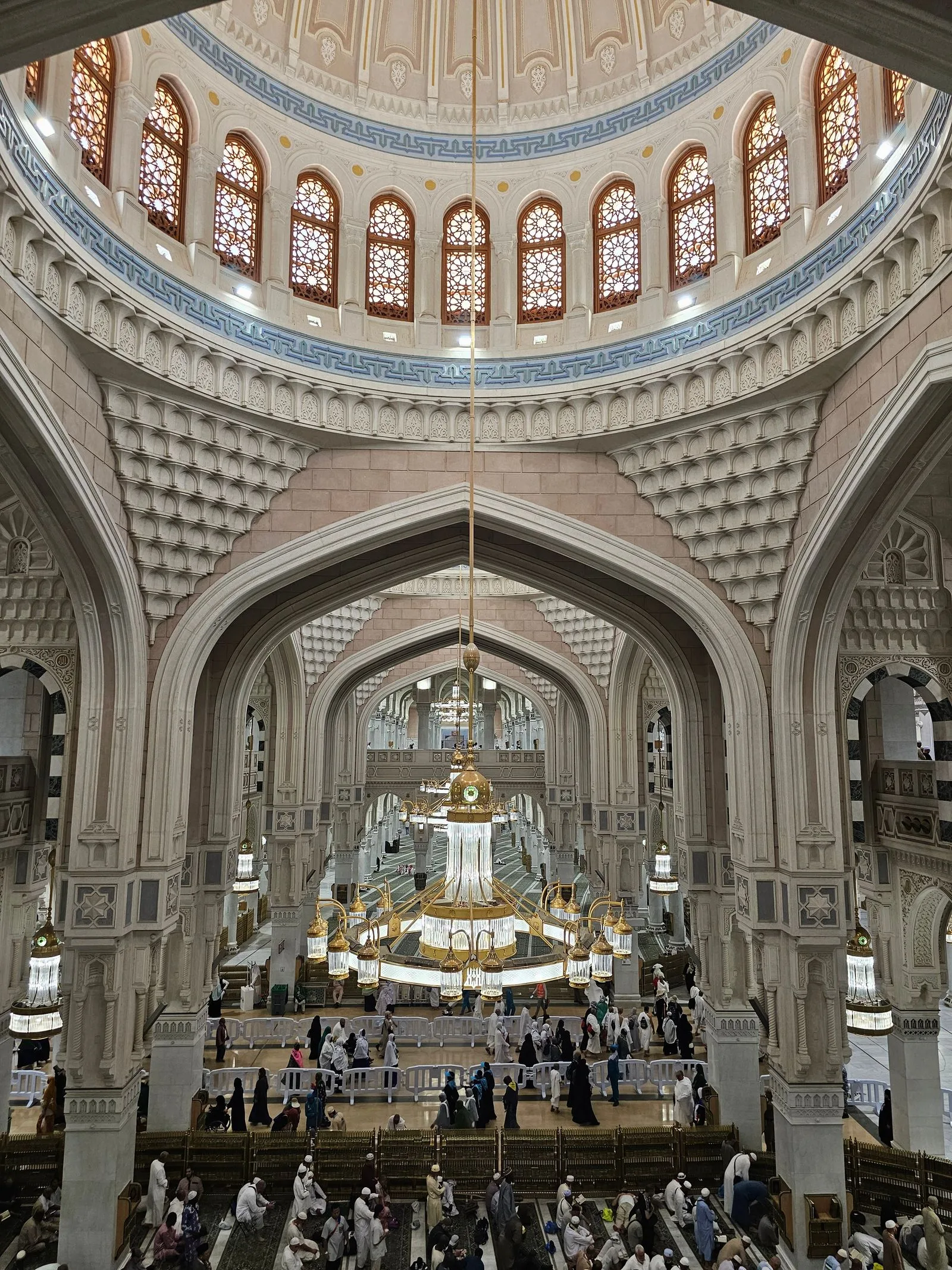 Intérieur richement décoré de la Masjid al-Haram, à La Mecque