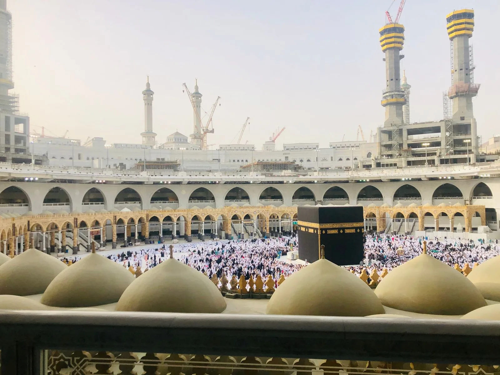 Vue en hauteur de la cour de la Masjid al-Haram, avec la Kaaba entourée de pèlerins