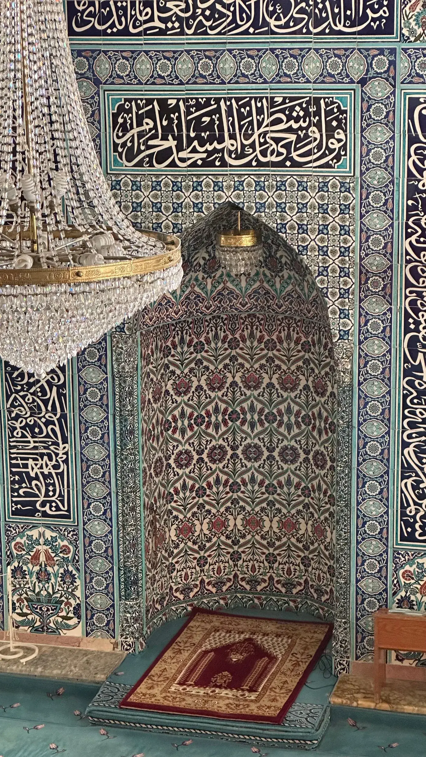 Le décor de faïence autour de la niche d'un mihrab, à Istanbul
