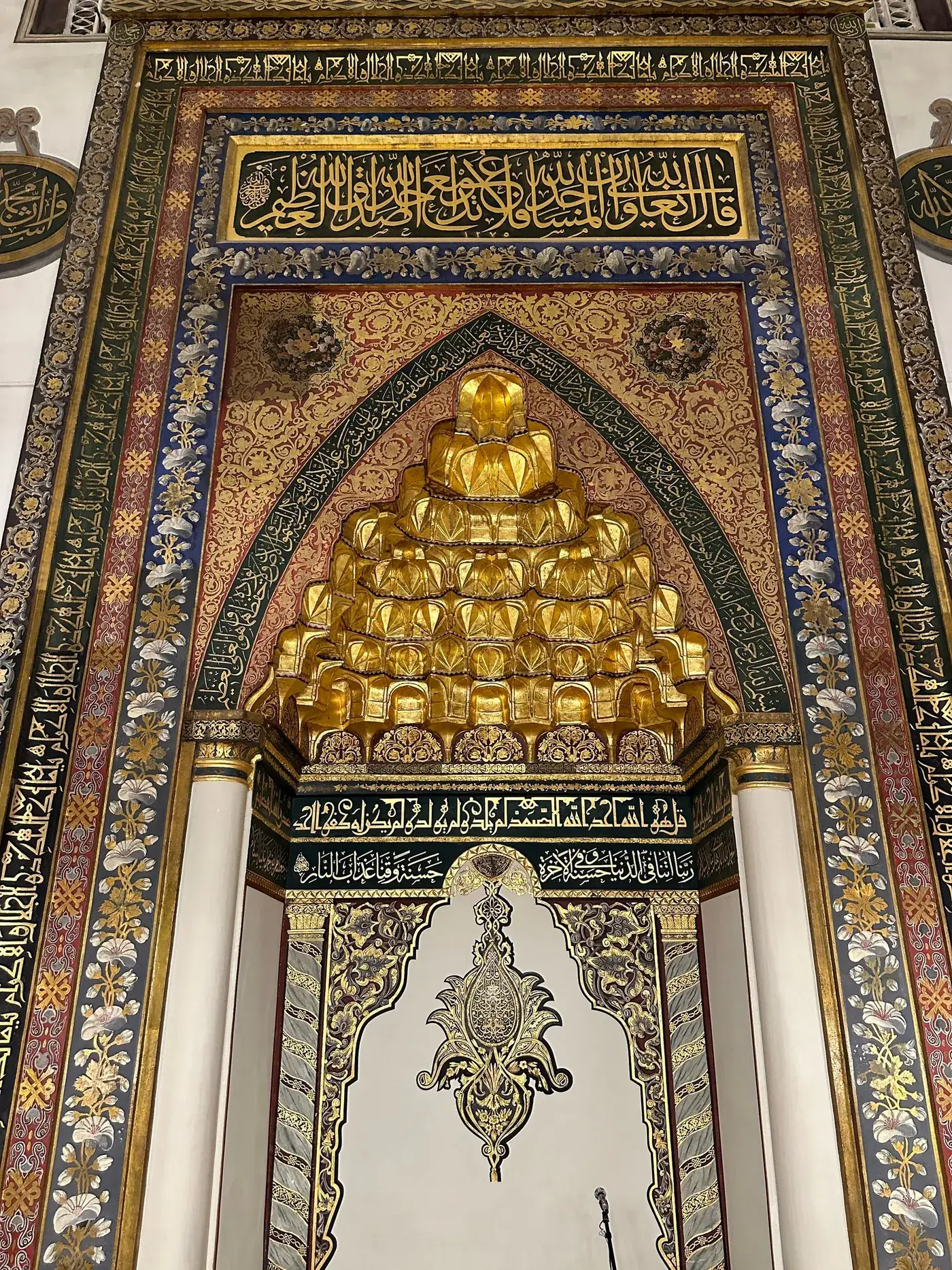 Un grand mihrab ottoman surmonté d'une conque de muqarnas dorés