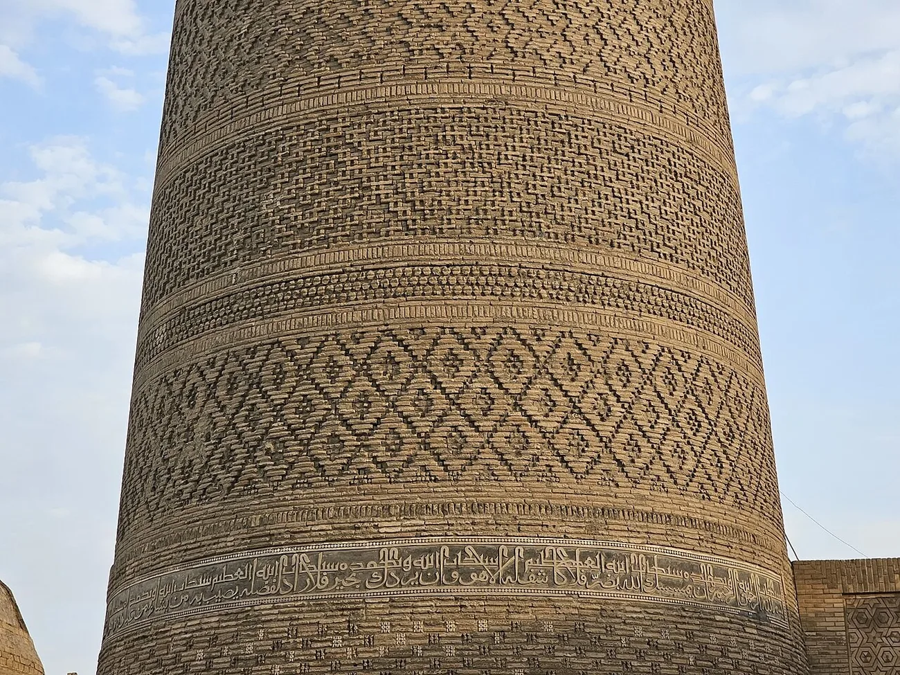 Le fût du minaret et ses bandes ornementales