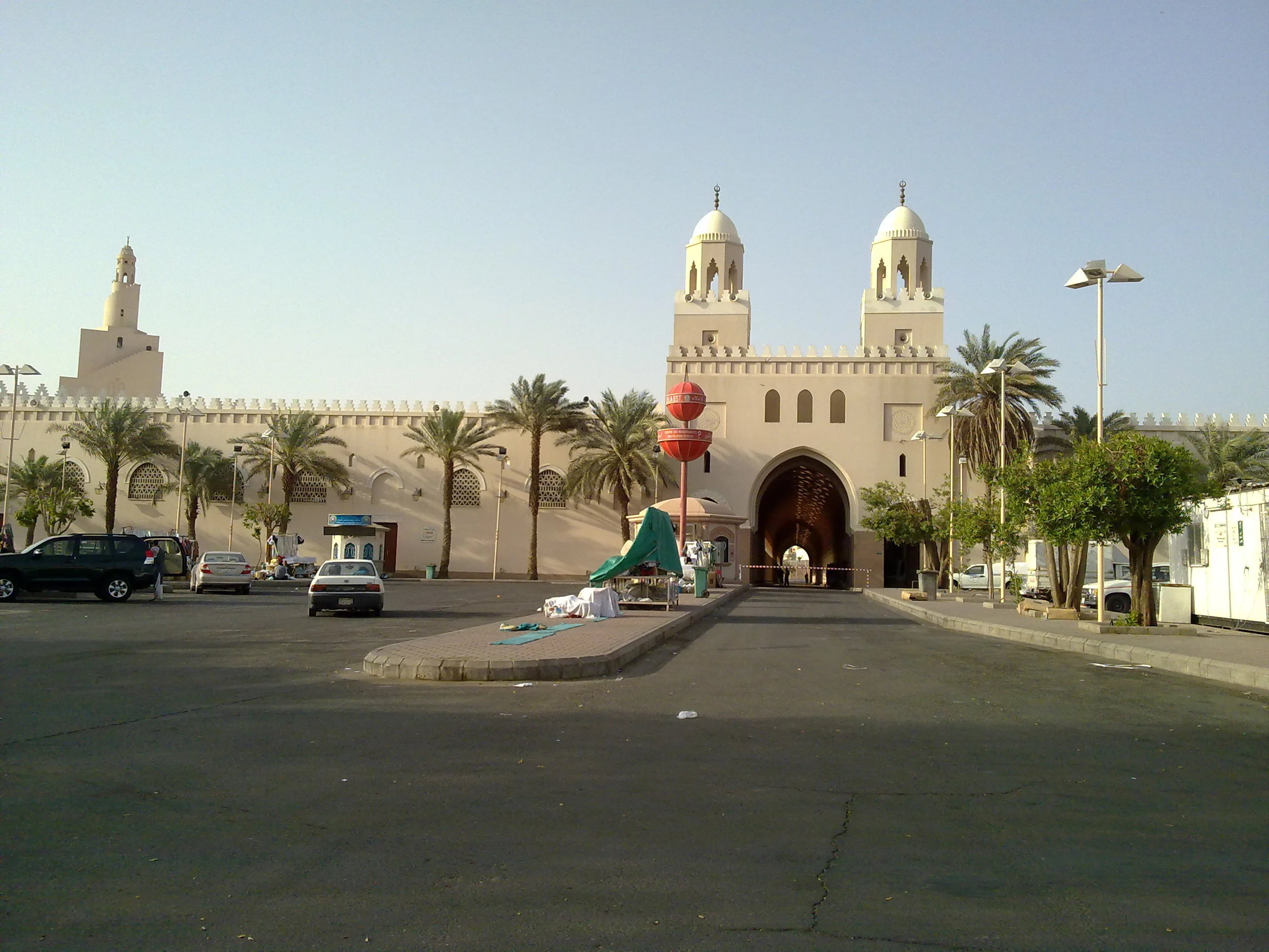 Entrée de la mosquée Ash-Shajarah, au miqat de Dhu'l-Hulayfah (Abyar Ali)