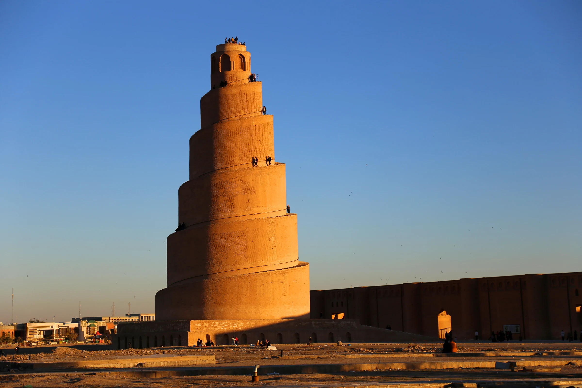 La Grande Mosquée de Samarra et son minaret Malwiya illuminés par la lumière dorée du coucher de soleil, Irak