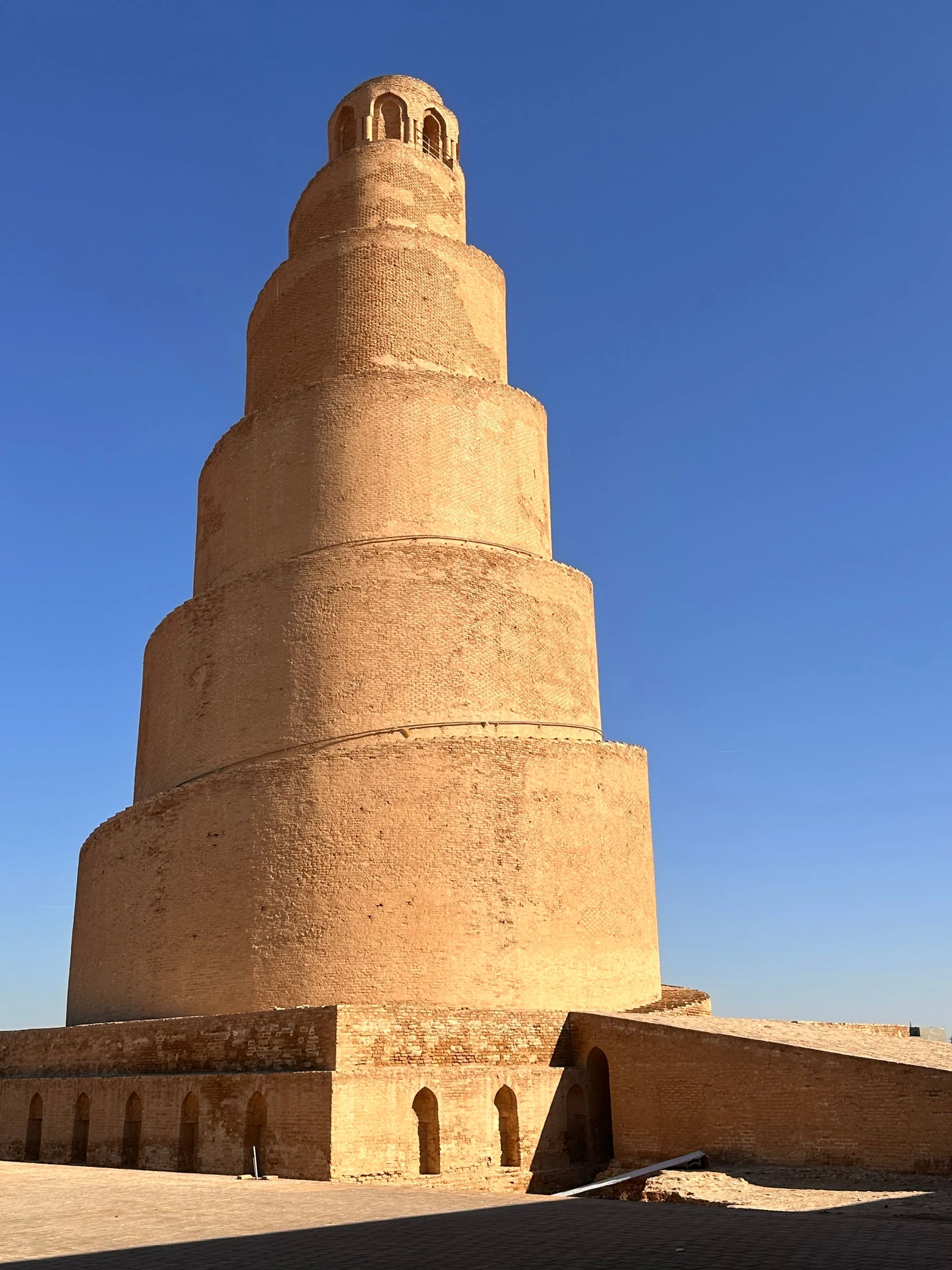 Le minaret Malwiya de Samarra vu en contre-plongée, avec sa rampe hélicoïdale en briques crues et son couronnement à arcades
