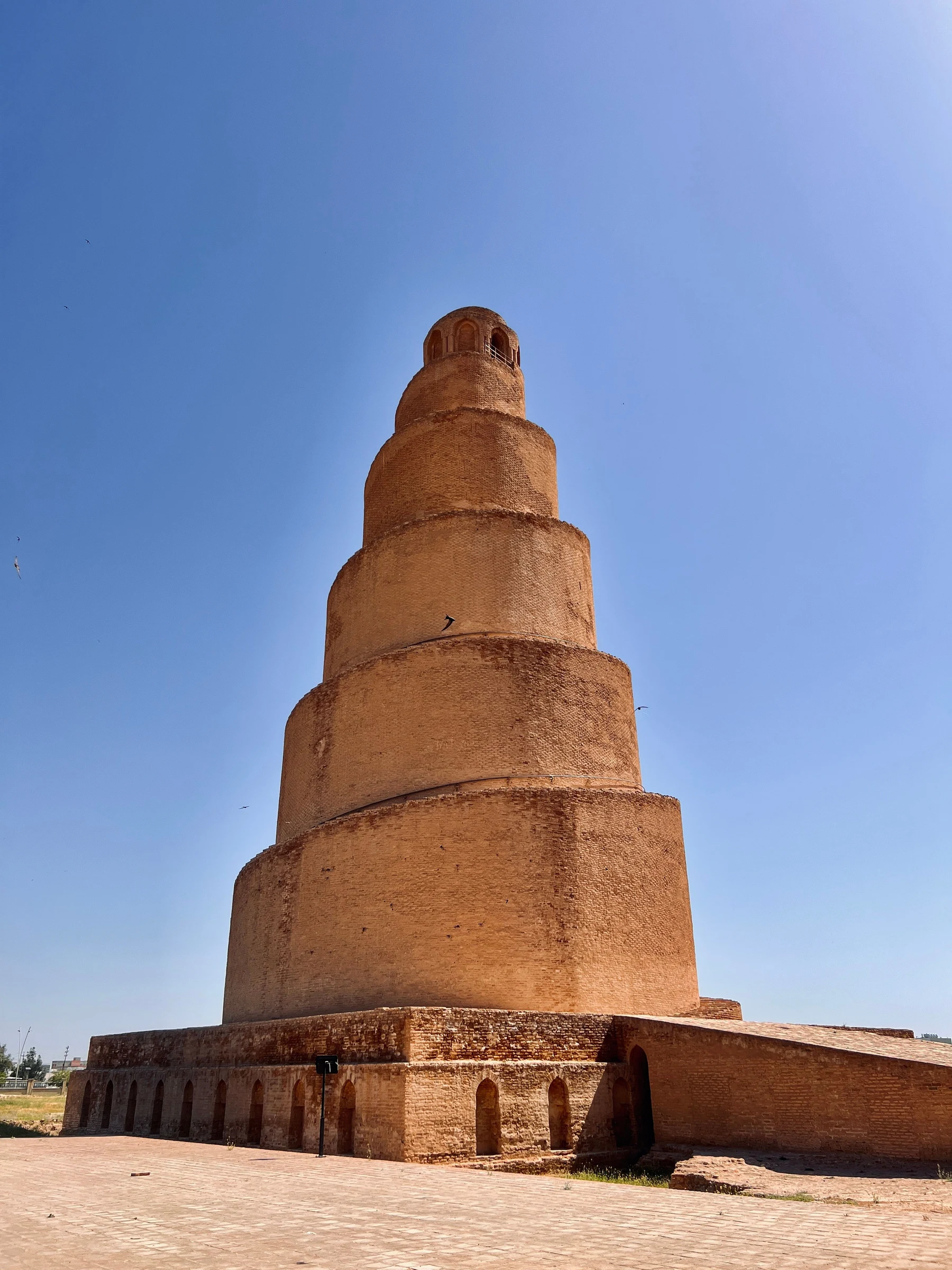 Vue d'ensemble du minaret spiralé Malwiya de Samarra sous un ciel bleu dégagé
