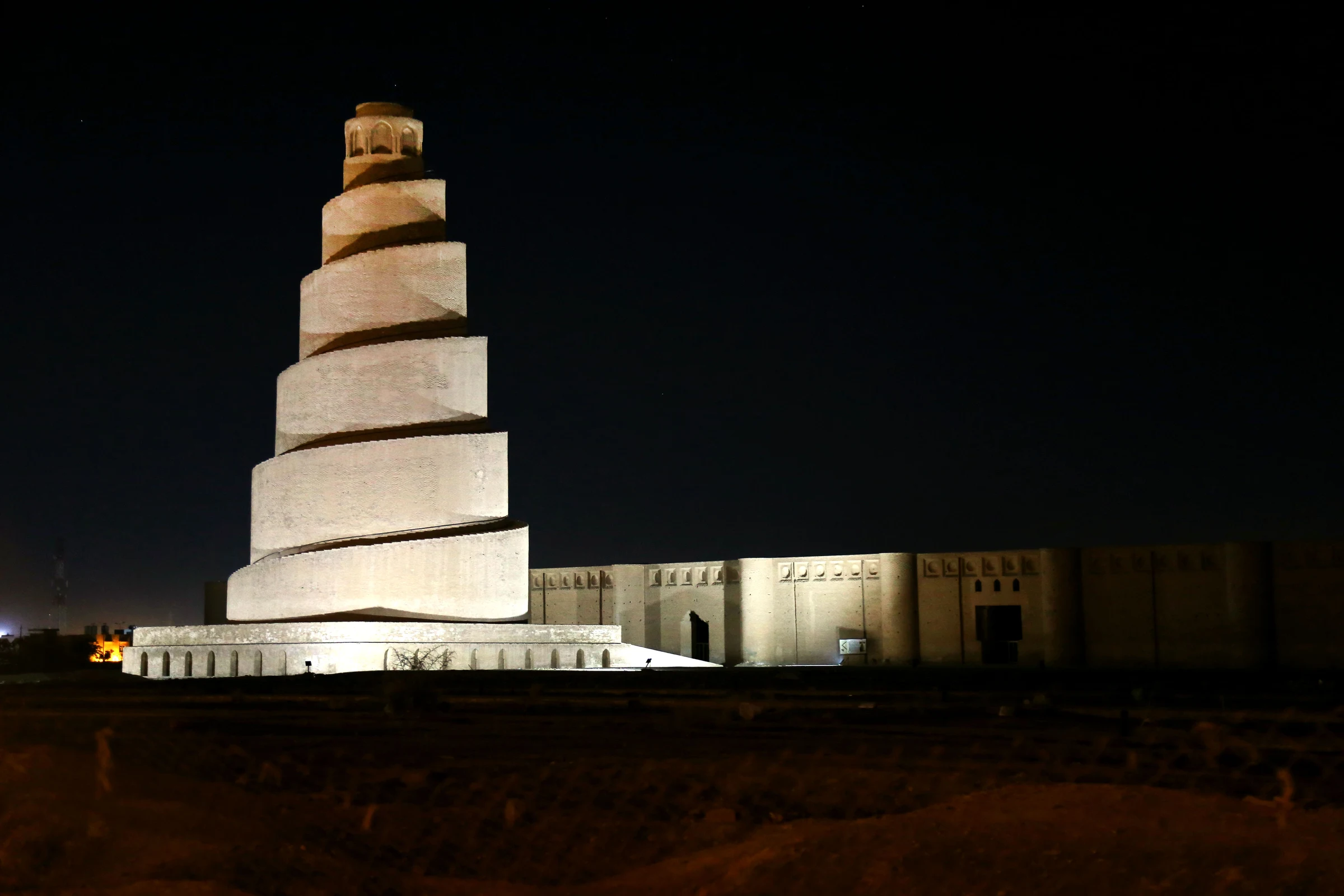 Le minaret Malwiya et l'enceinte de la Grande Mosquée de Samarra illuminés de nuit
