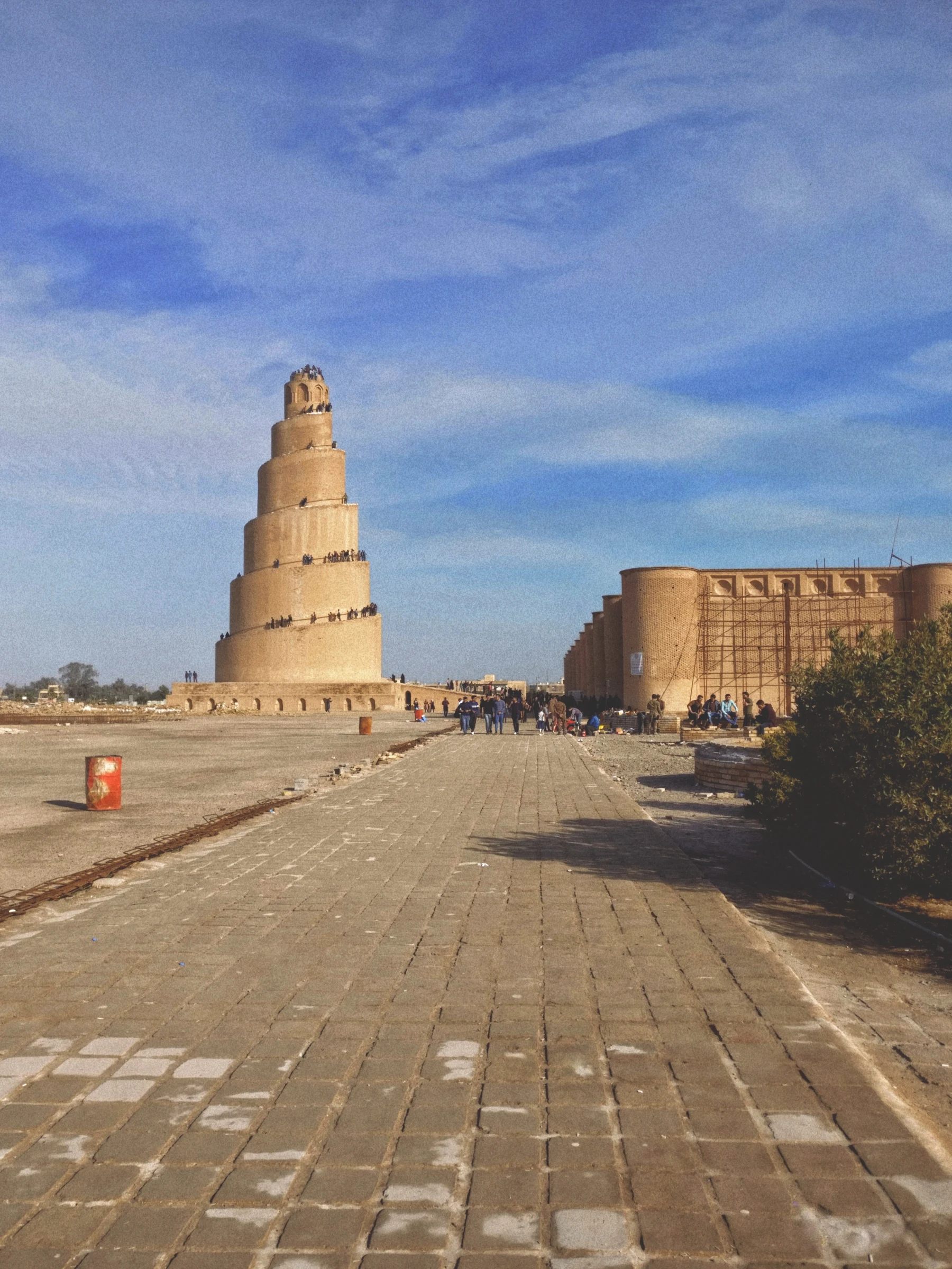 L'allée pavée menant au minaret Malwiya de Samarra, avec l'enceinte de la mosquée en cours de restauration