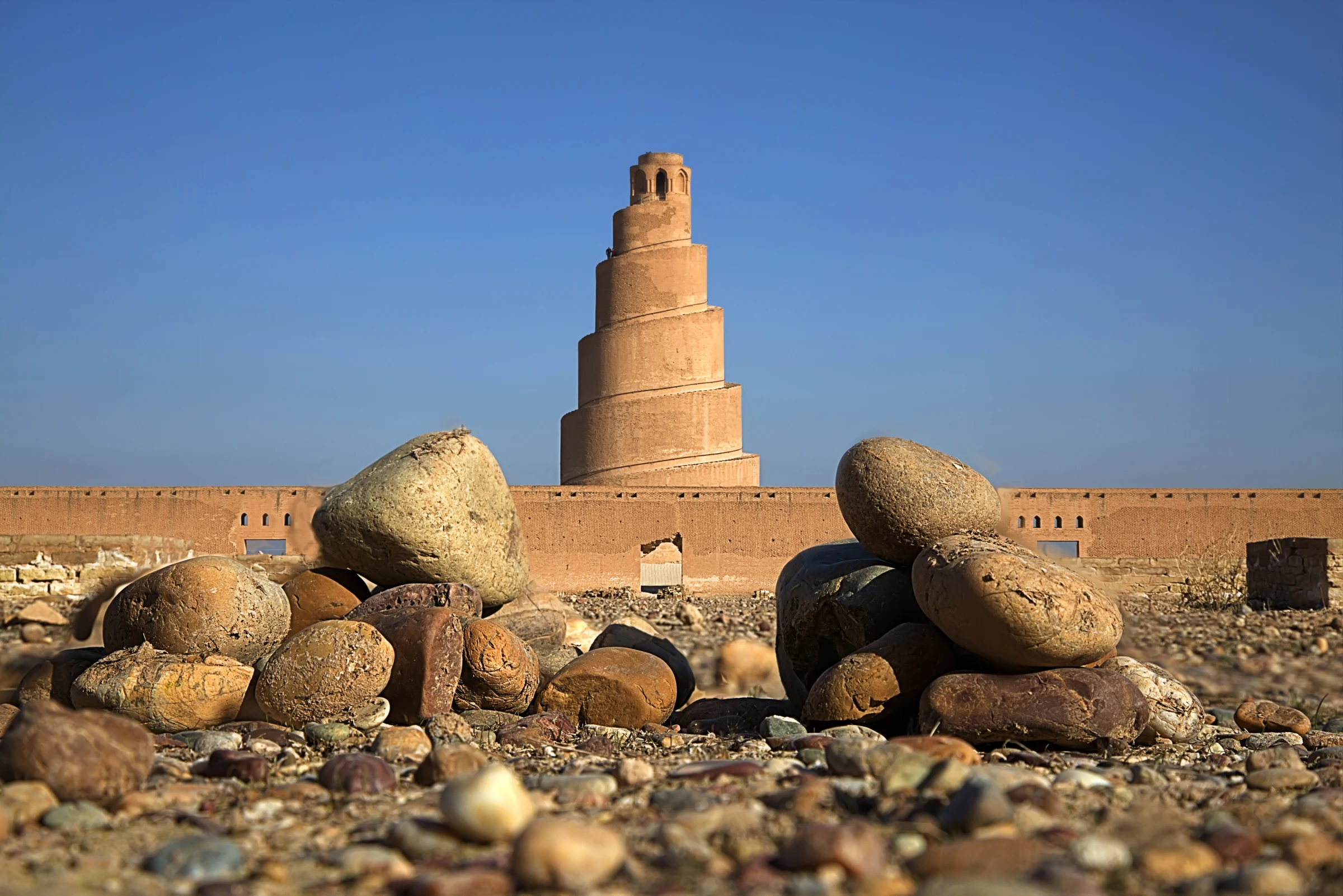 Le minaret Malwiya de Samarra photographié au-delà d'un amoncellement de pierres, photo primée du concours Wiki Loves Monuments 2017