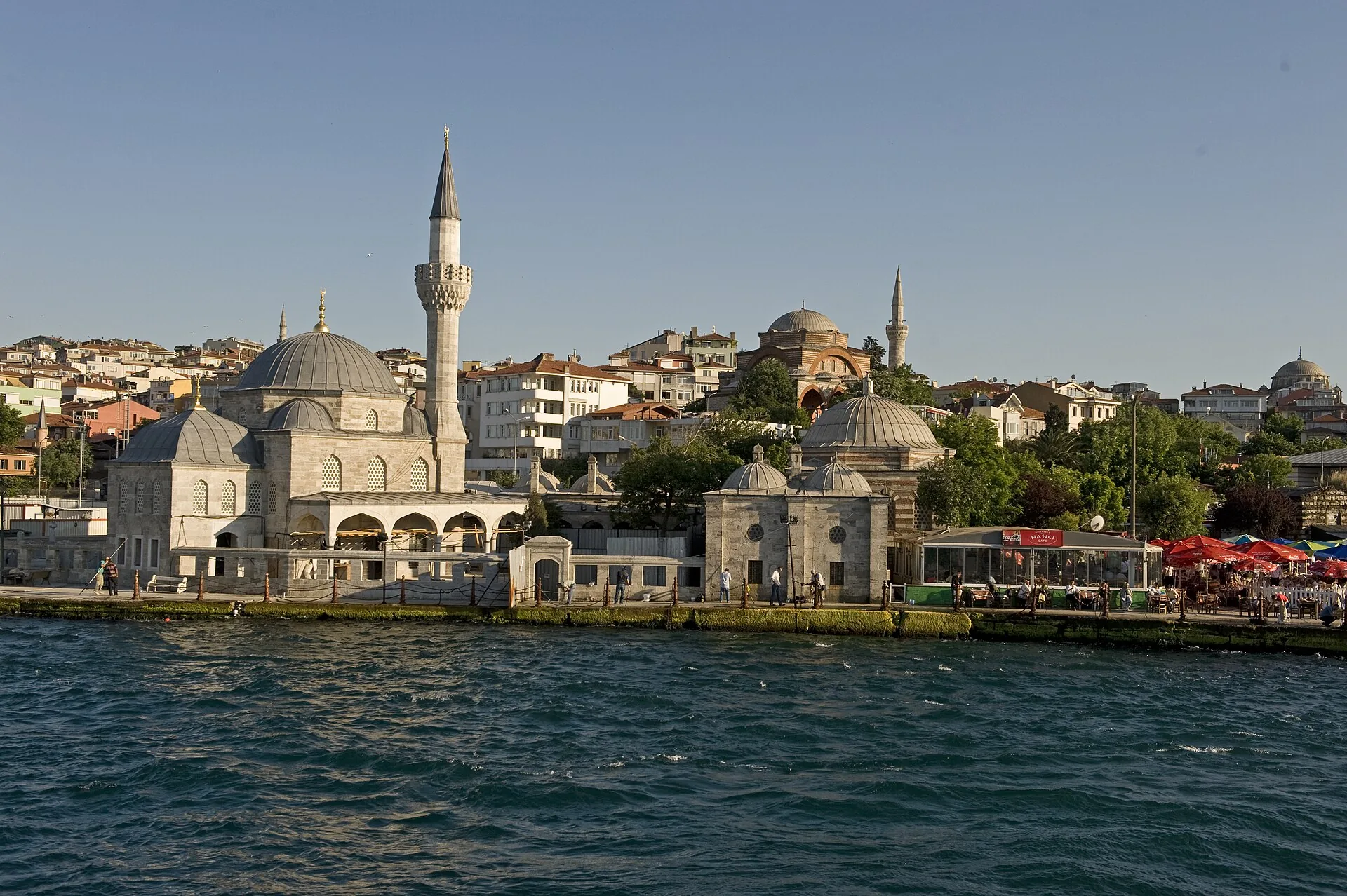 La mosquée Şemsi Ahmed Paşa, à Üsküdar, les pieds dans l'eau du Bosphore