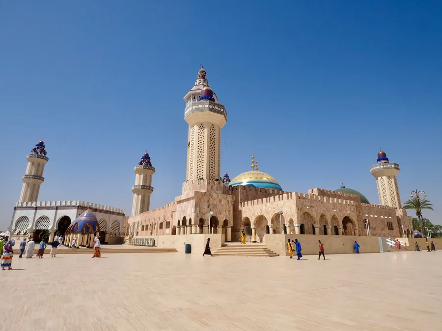 Vue d'ensemble de la Grande Mosquée de Touba, avec son dôme doré et ses minarets, Sénégal