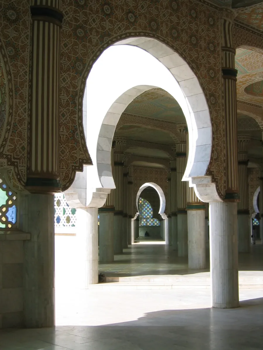 Enfilade d'arcs polylobés dans une galerie intérieure de la Grande Mosquée de Touba