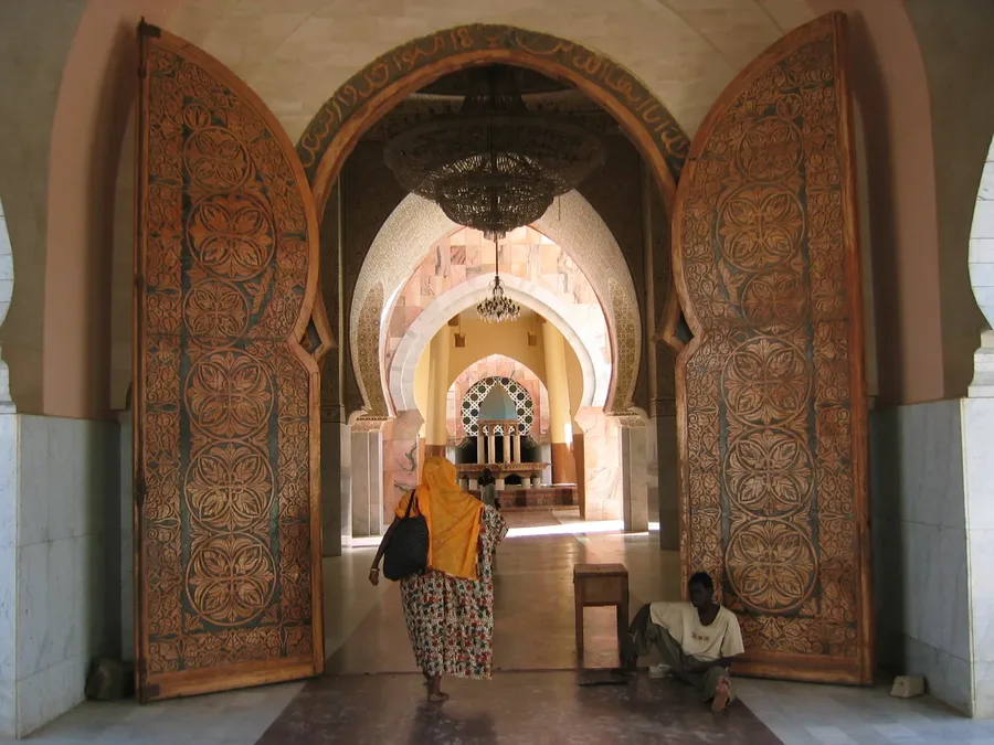 Portail en bois sculpté à l'entrée d'une salle de la Grande Mosquée de Touba