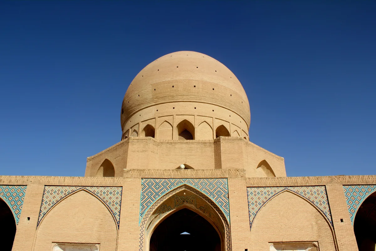 Dôme sud en brique de la Grande Mosquée du Vendredi d'Ispahan, commandé par le vizir Nizam al-Mulk, sous un ciel bleu