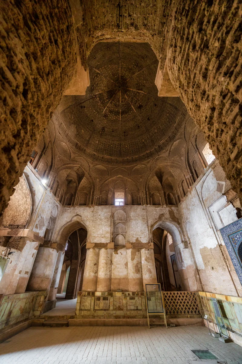 Vue intérieure du dôme sud seldjoukide de la Grande Mosquée du Vendredi d'Ispahan, avec ses nervures de brique
