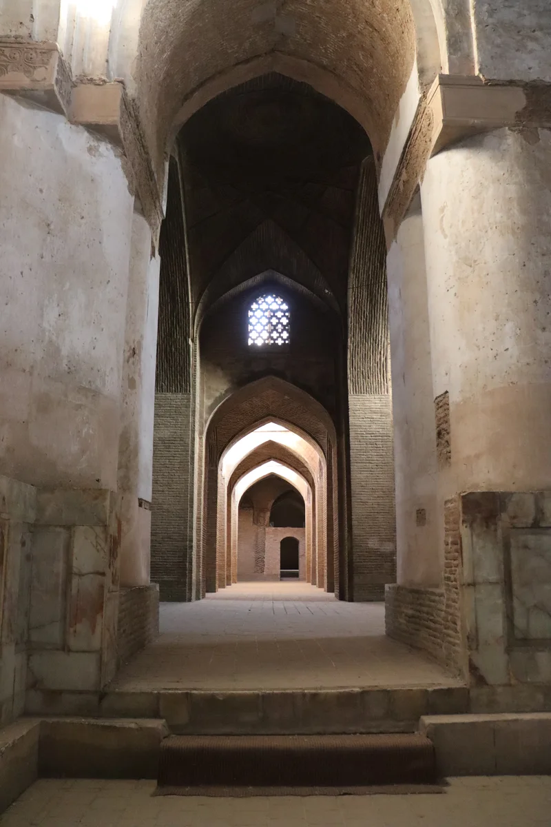 Galerie voûtée en pierre et brique de la Grande Mosquée du Vendredi d'Ispahan, menant vers la cour intérieure