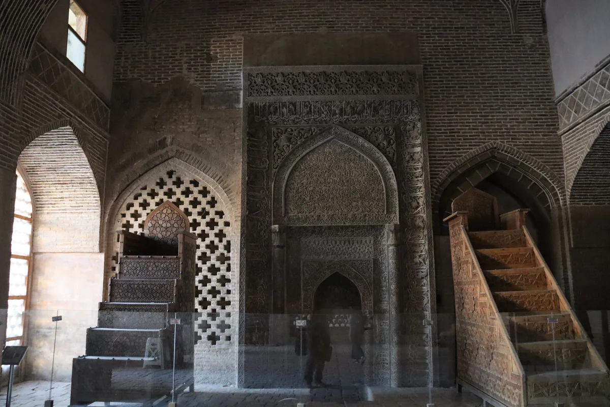 Mihrab et minbar en brique et stuc sculpté à l'intérieur de la Grande Mosquée du Vendredi d'Ispahan