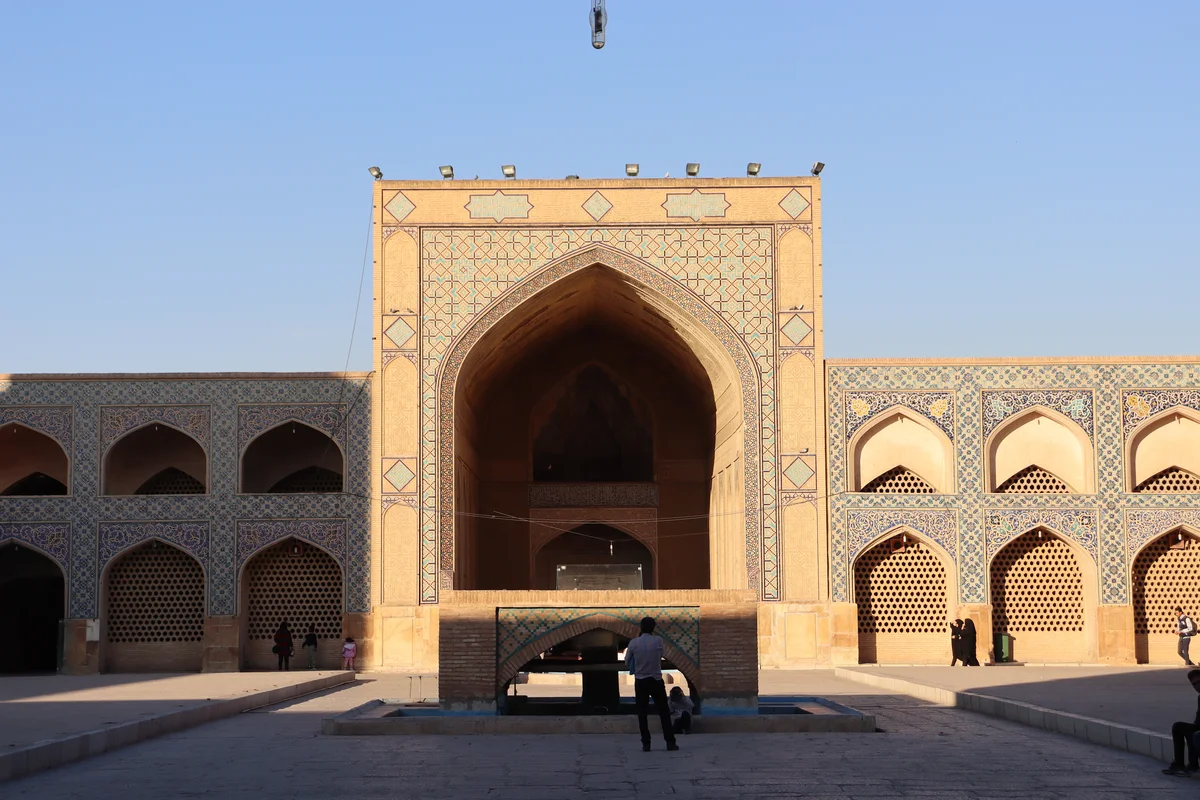 Cour intérieure de la Grande Mosquée du Vendredi d'Ispahan avec son bassin d'ablutions et ses arcades de brique