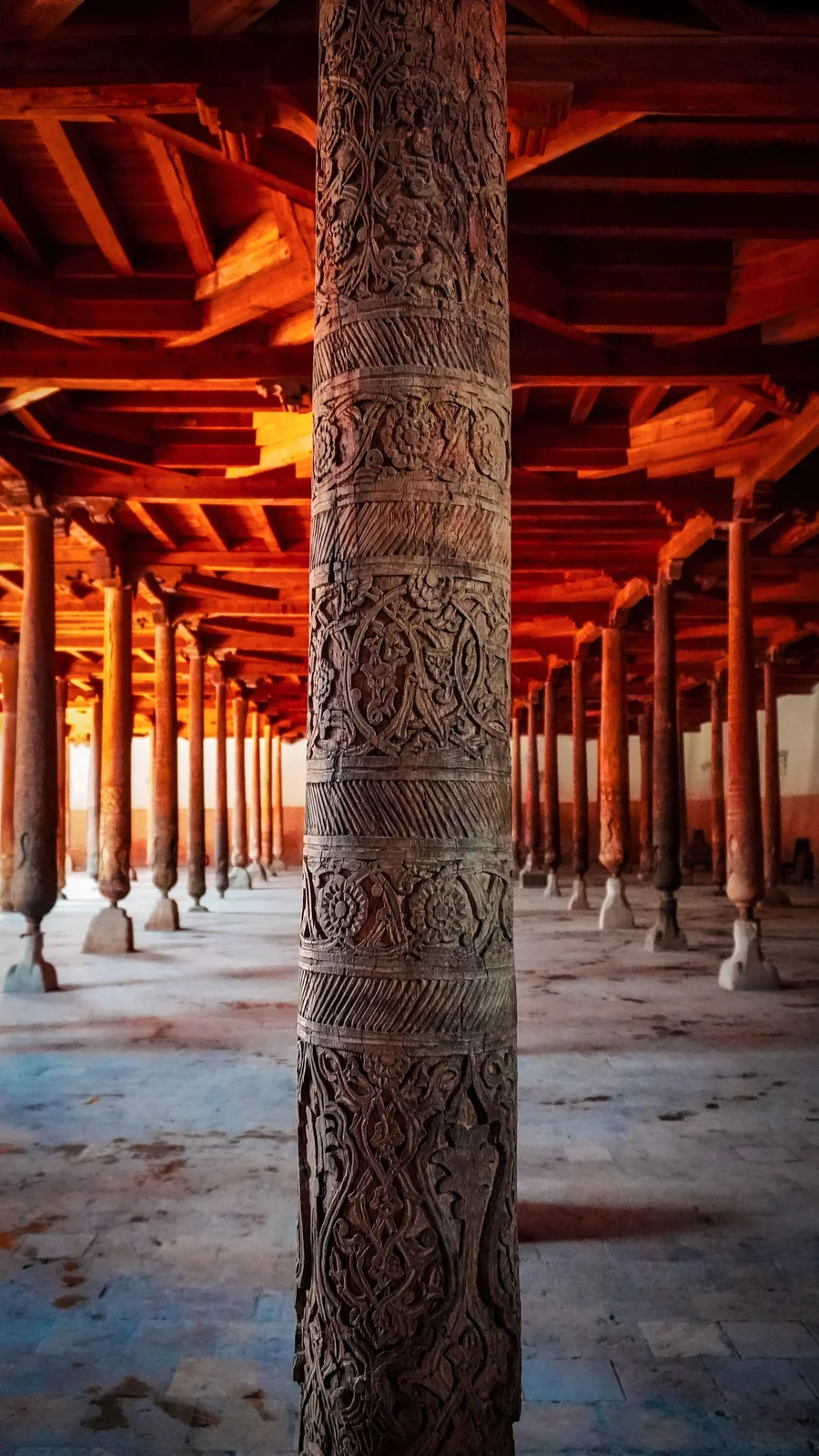 La forêt de colonnes de bois de la mosquée du Vendredi, Khiva