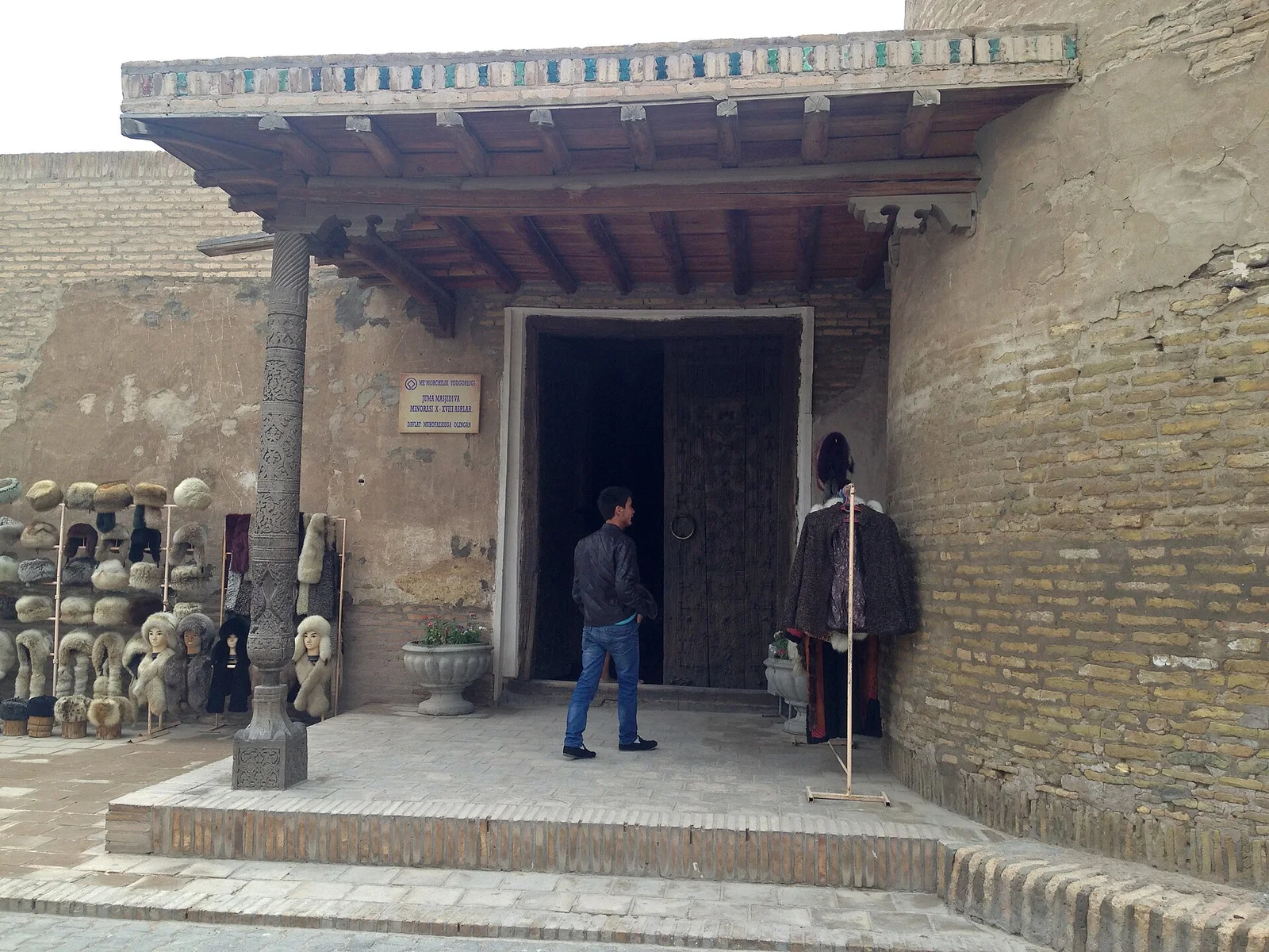 L'entrée de la mosquée du Vendredi de Khiva, sans portail monumental