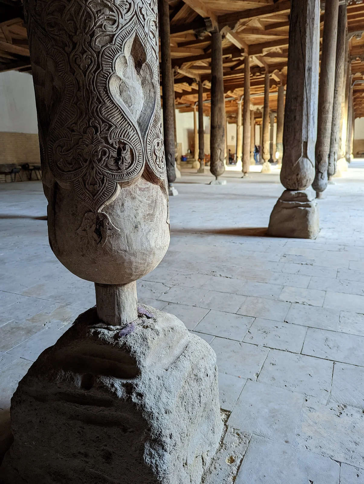 Une colonne sculptée et sa base de pierre, mosquée du Vendredi de Khiva