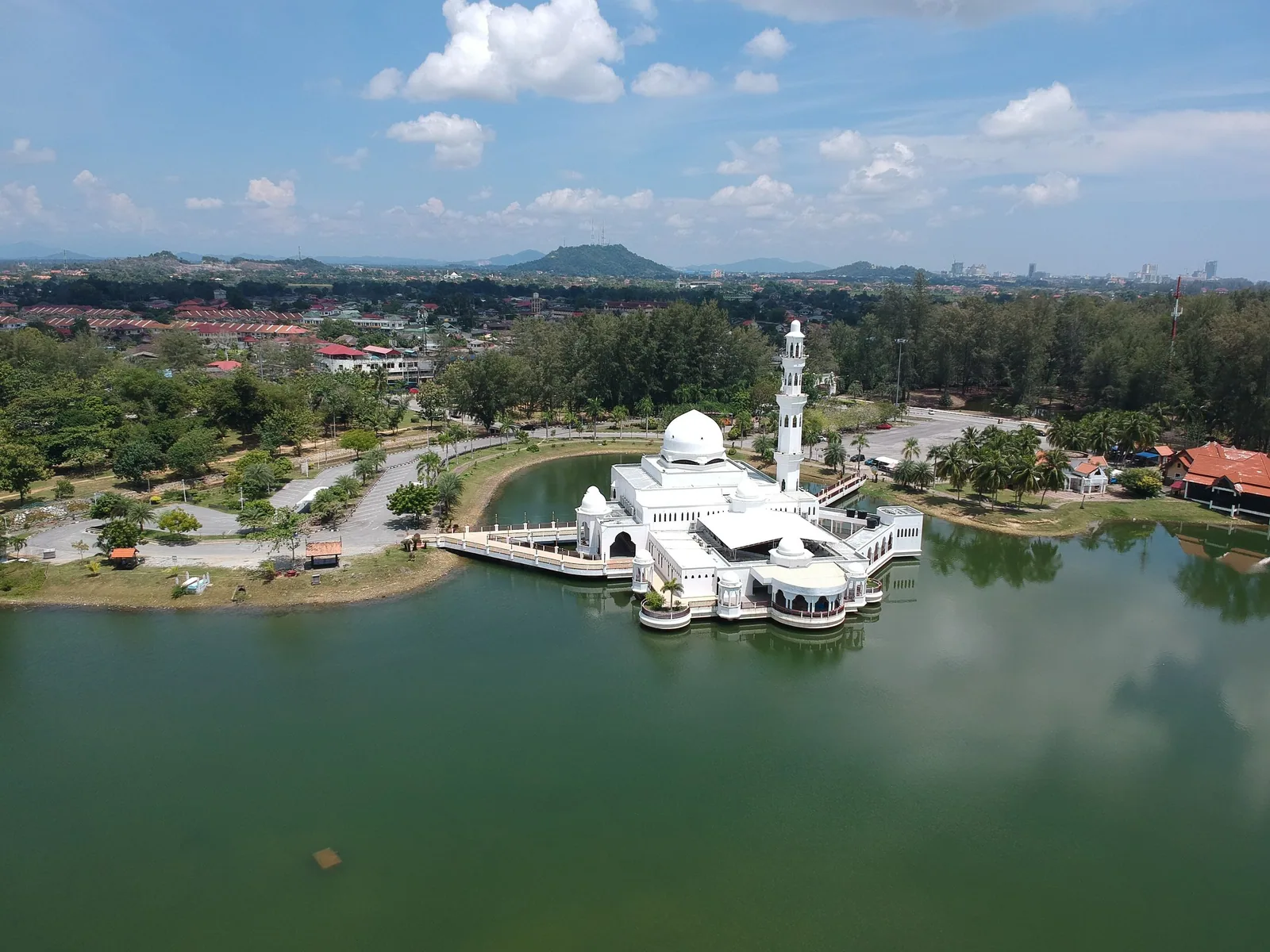 La mosquée de Kuala Terengganu sur sa lagune