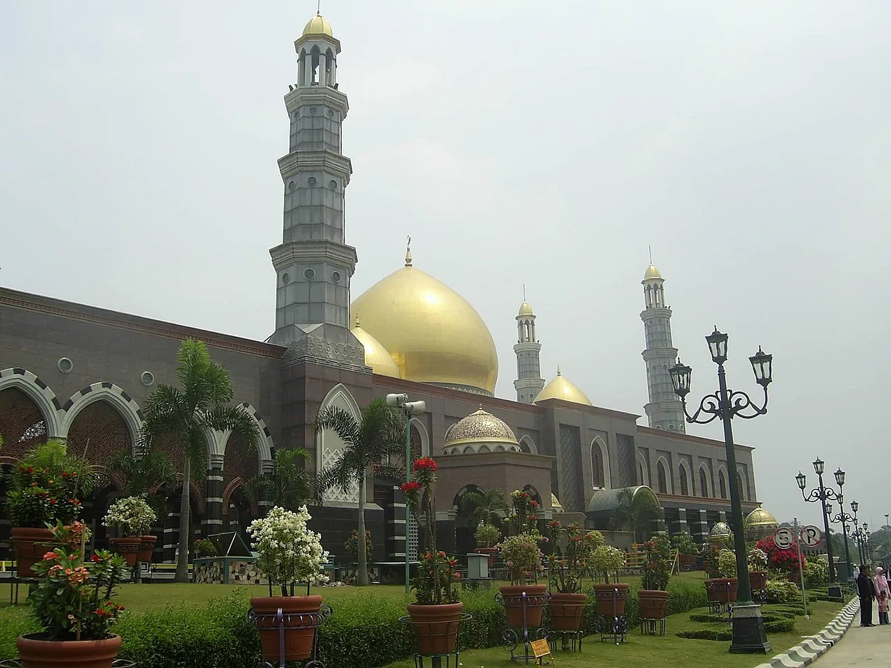 Les coupoles recouvertes d'or de la mosquée Dian Al-Mahri, Depok