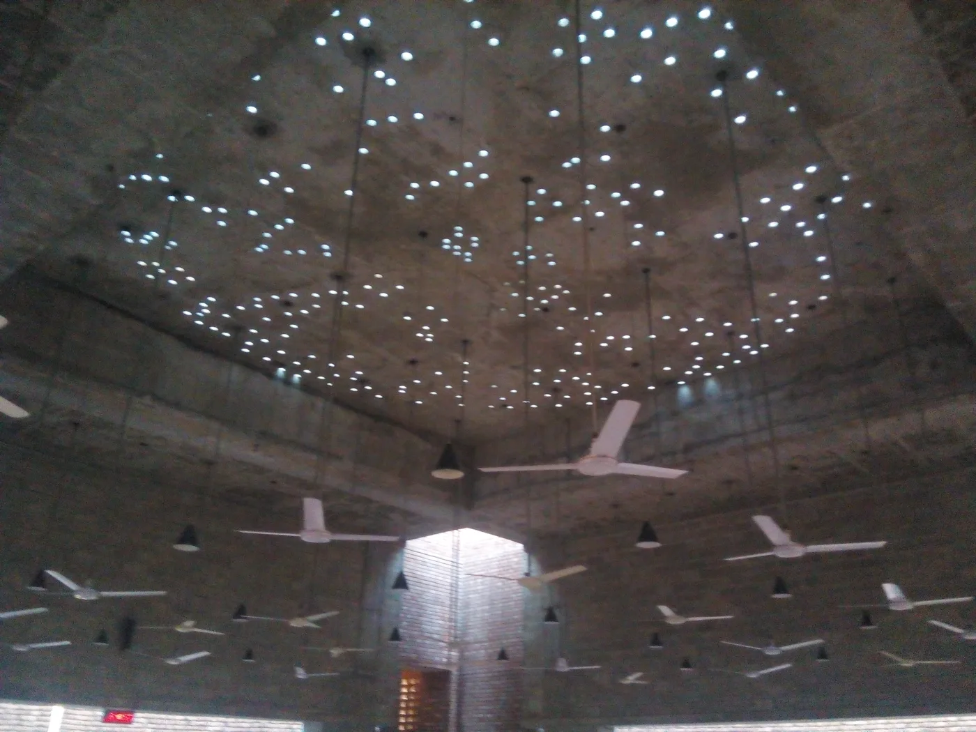 Le plafond percé de puits de lumière de la mosquée Bait ur Rouf, Dhaka