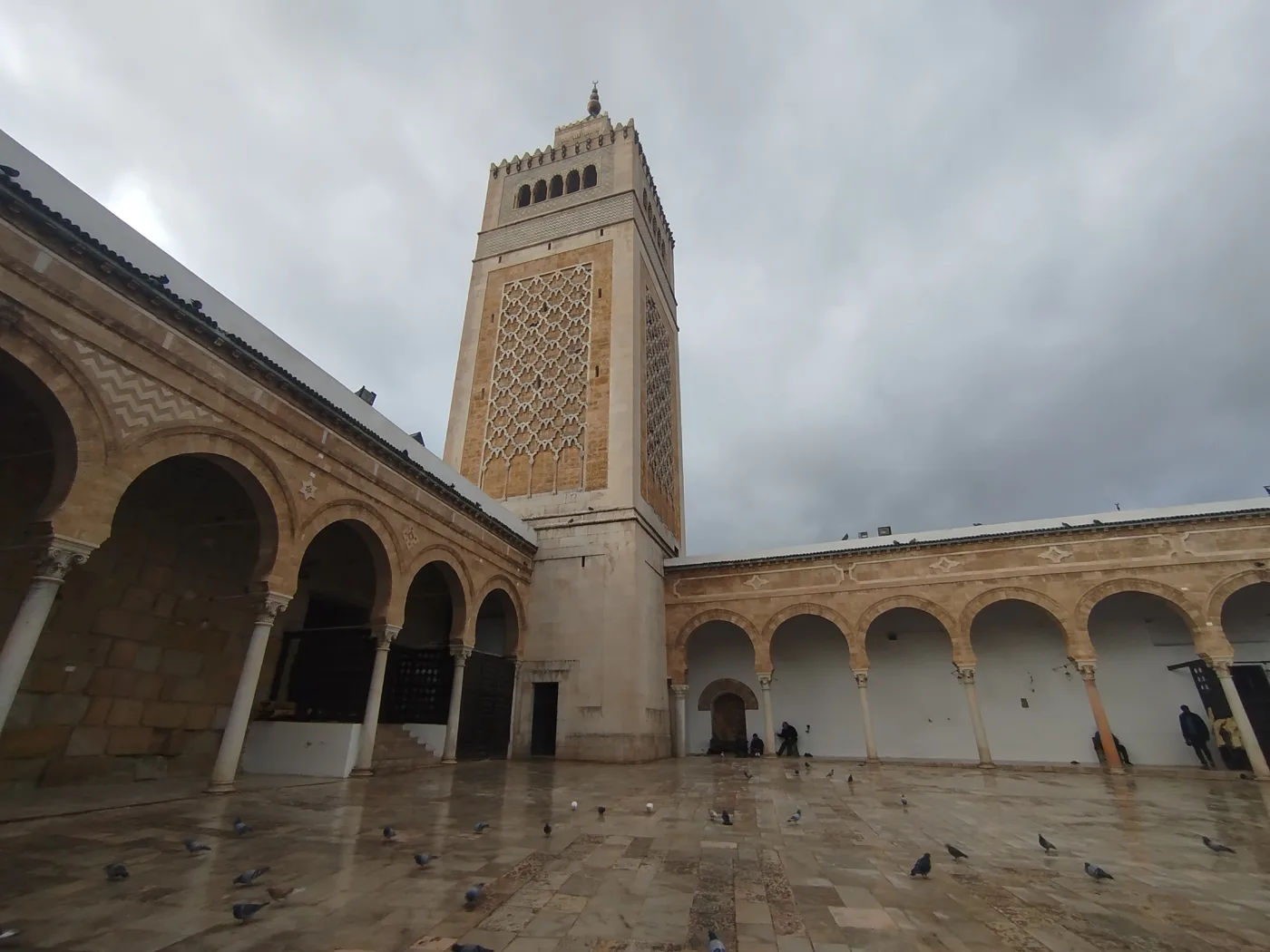 Cour intérieure et minaret de la Grande Mosquée Zitouna, Tunis