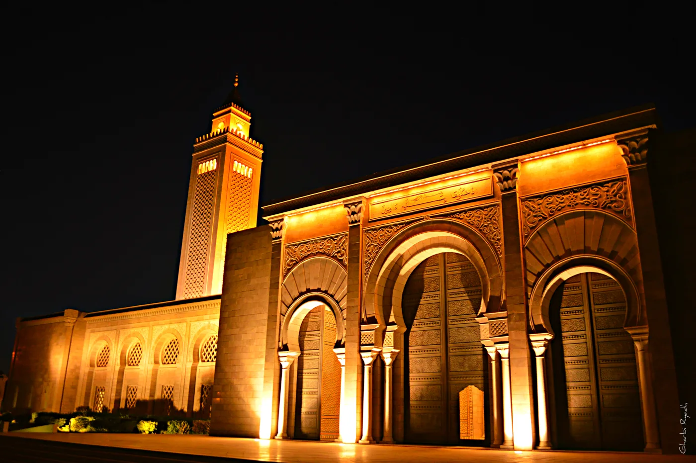 Façade et minaret illuminés de la mosquée Malek Ibn Anas, Carthage
