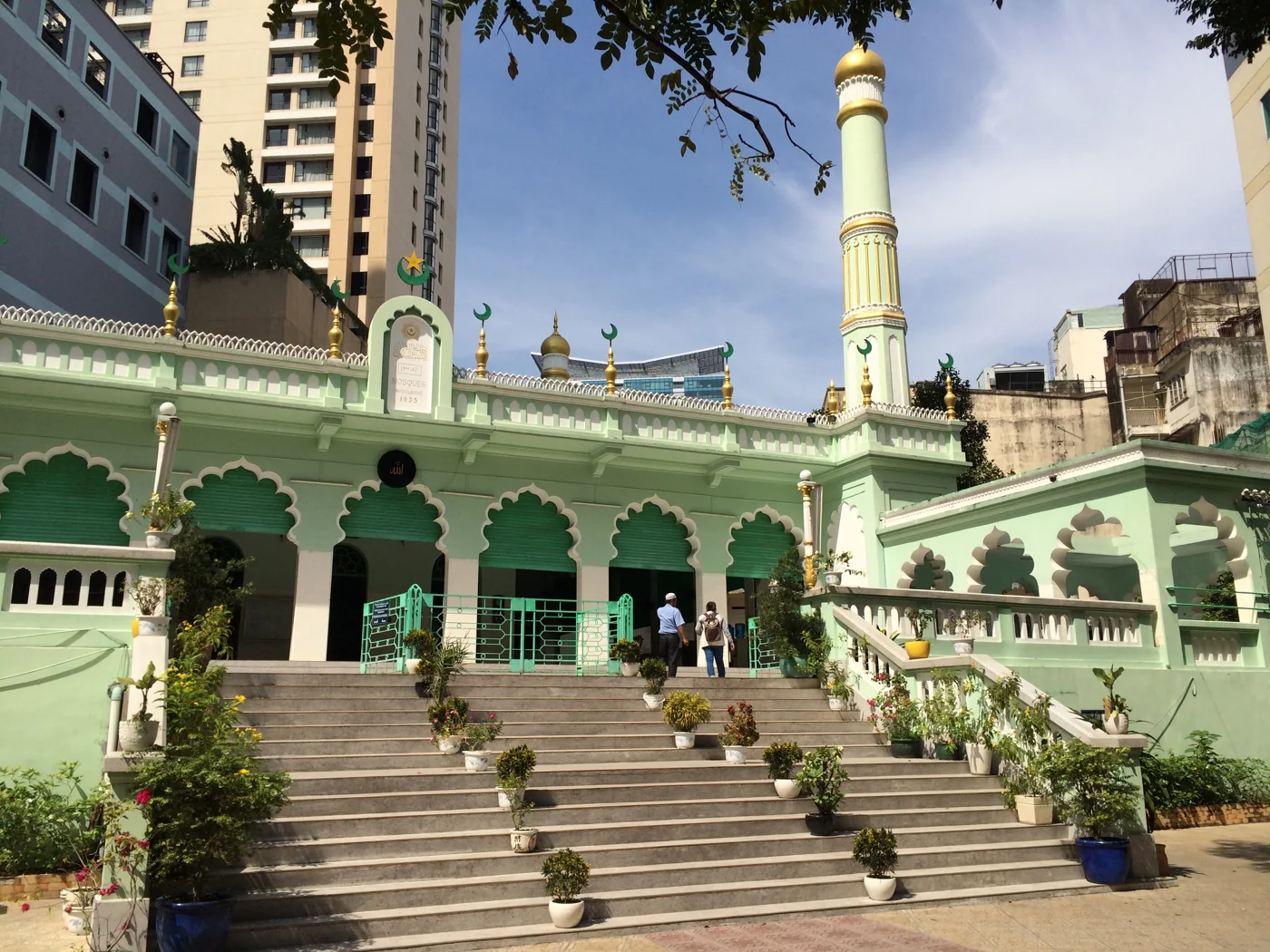 Façade blanche et verte de la mosquée centrale de Saïgon et ses minarets
