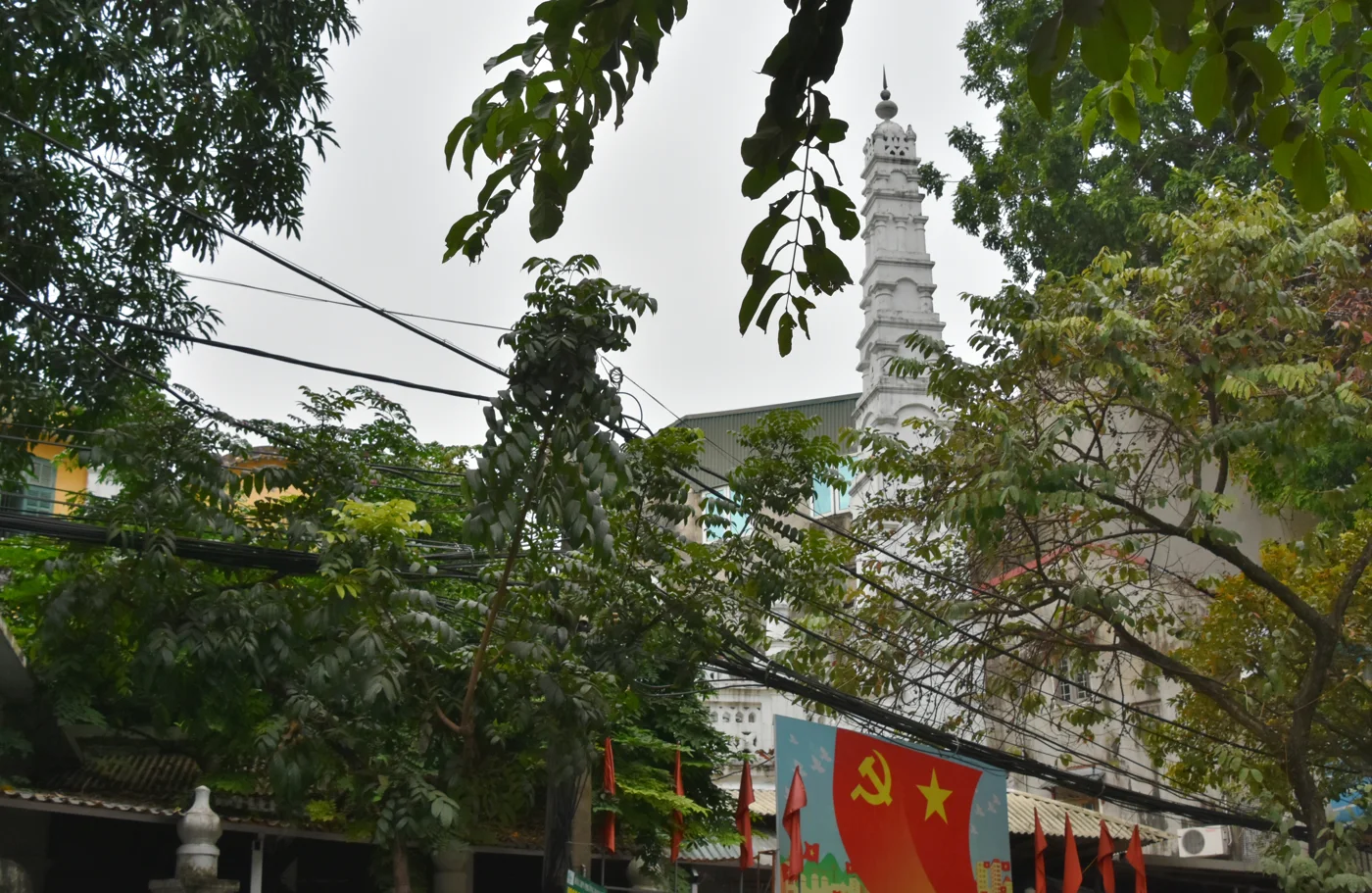 La mosquée Al-Noor de Hanoï, drapeaux vietnamiens dans la rue