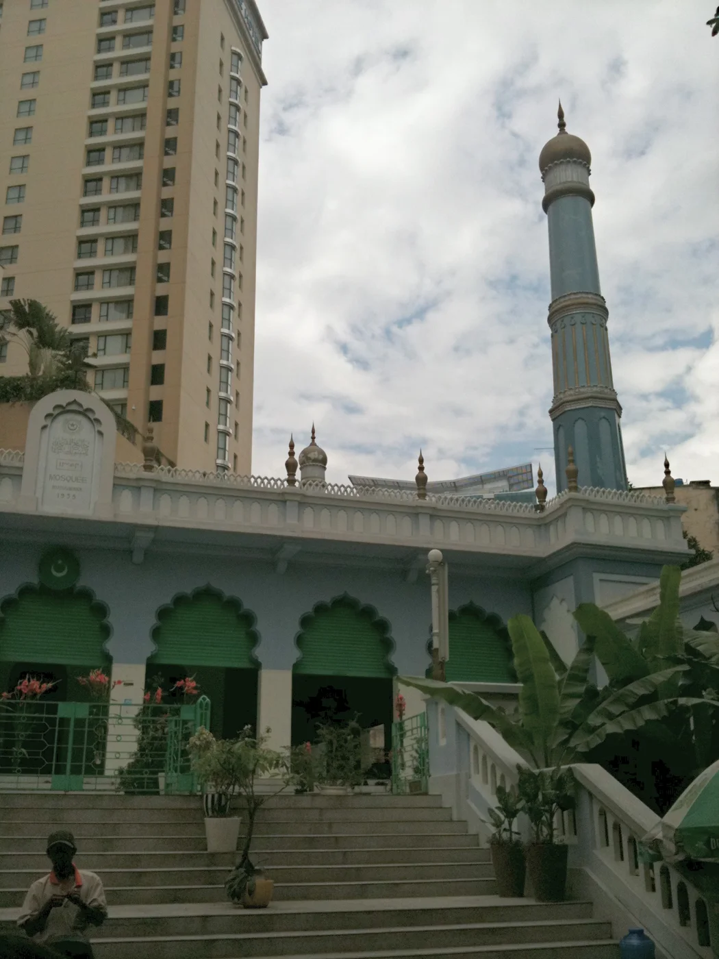 Entrée de la mosquée centrale de Saïgon au pied des tours de la ville