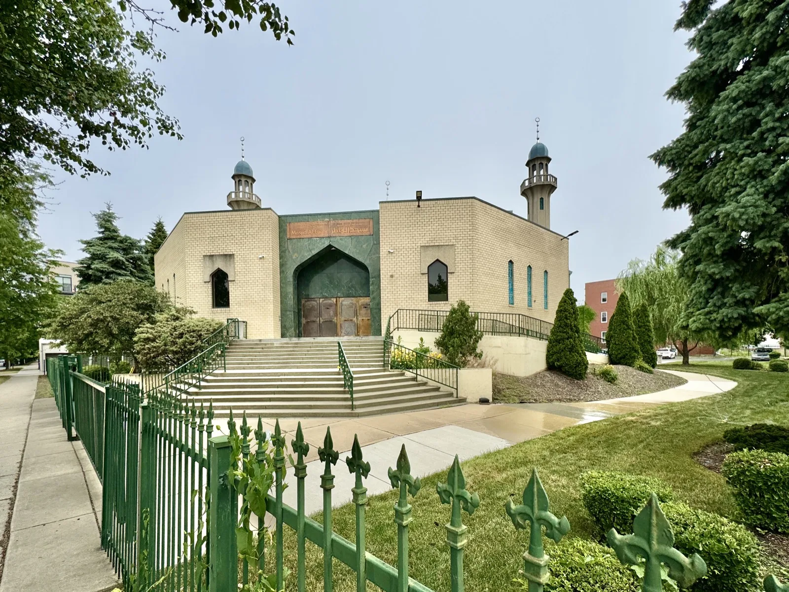 Façade et entrée principale de la Masjid Al-Faatir, à Chicago