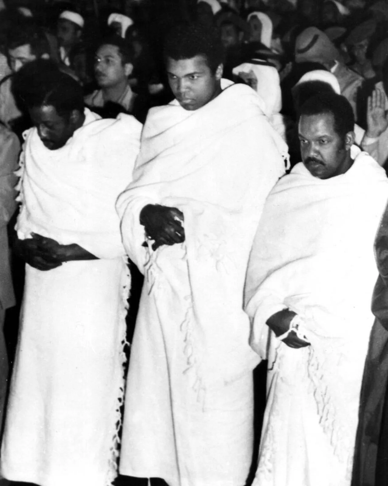 Muhammad Ali en tenue d'ihram lors de son pèlerinage à La Mecque, janvier 1972