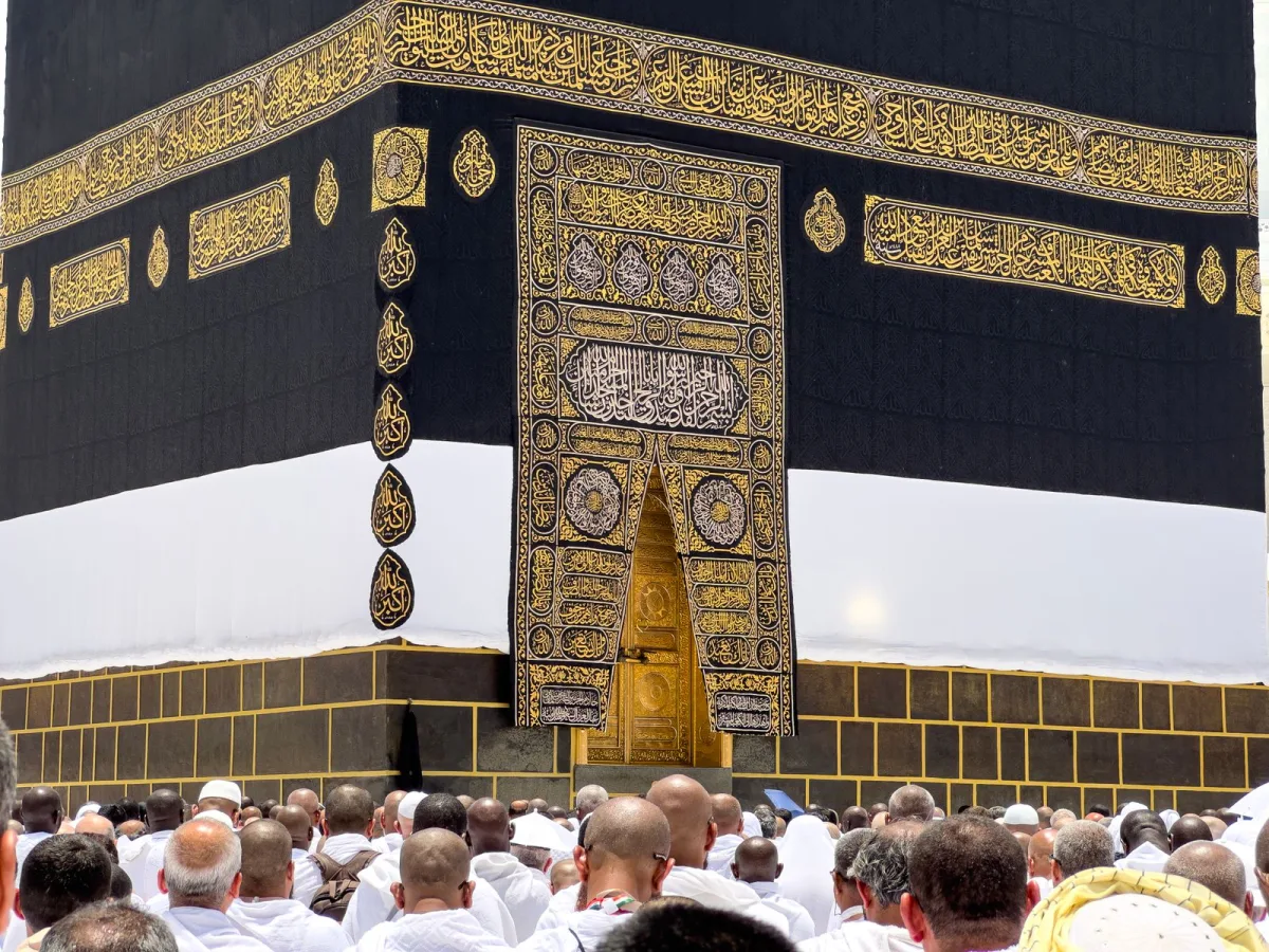 Pèlerins rassemblés autour de la Kaaba, à La Mecque