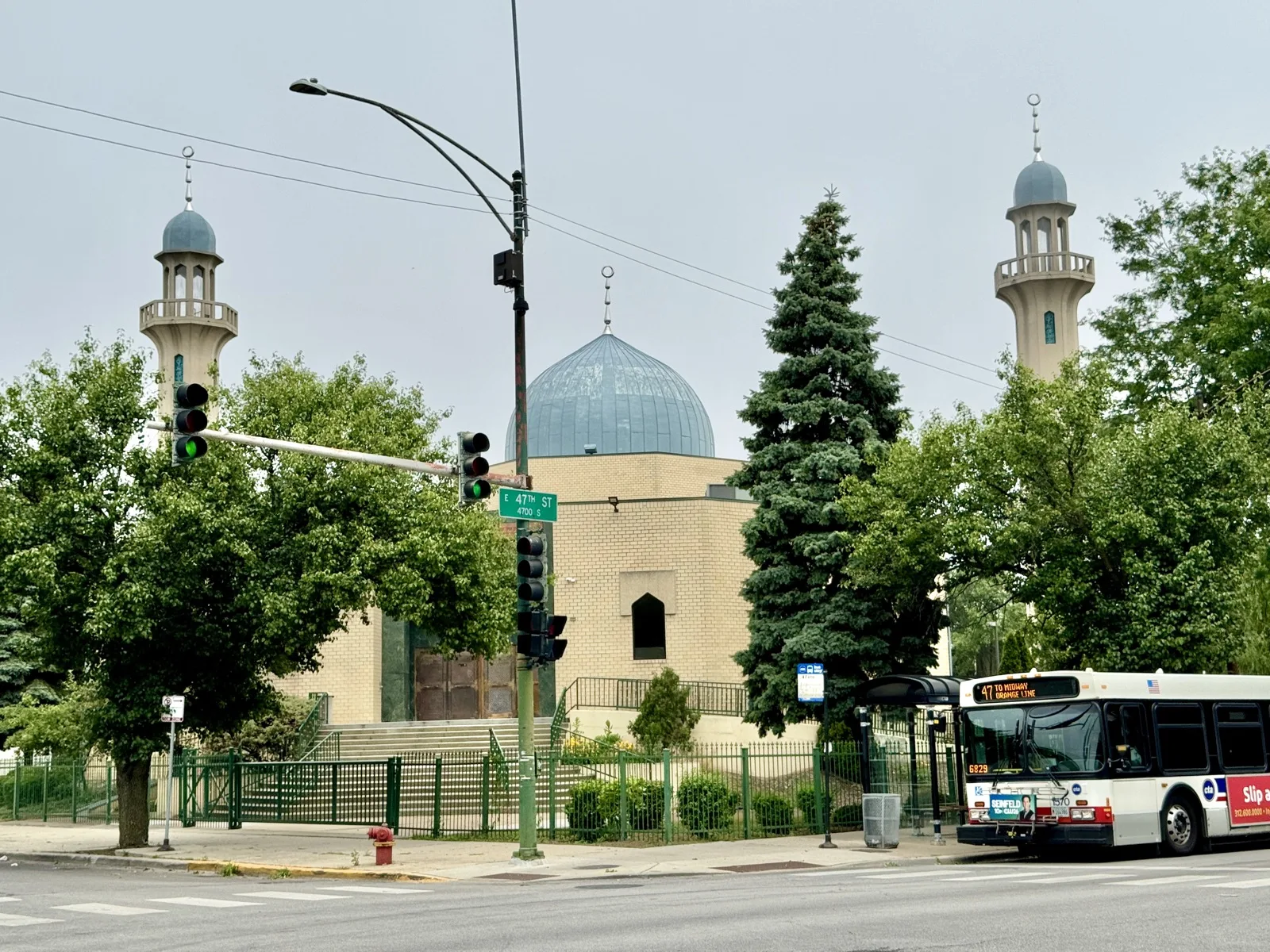 La Masjid Al-Faatir vue depuis la rue, avec ses deux minarets et sa coupole, à Chicago