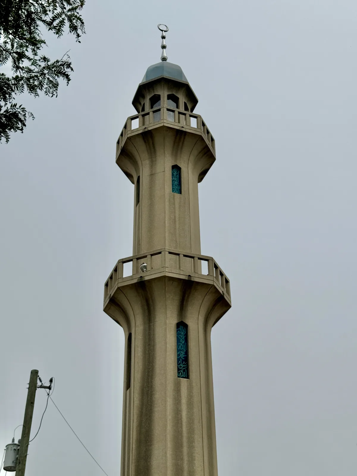L'un des deux minarets autonomes de la Masjid Al-Faatir à Chicago