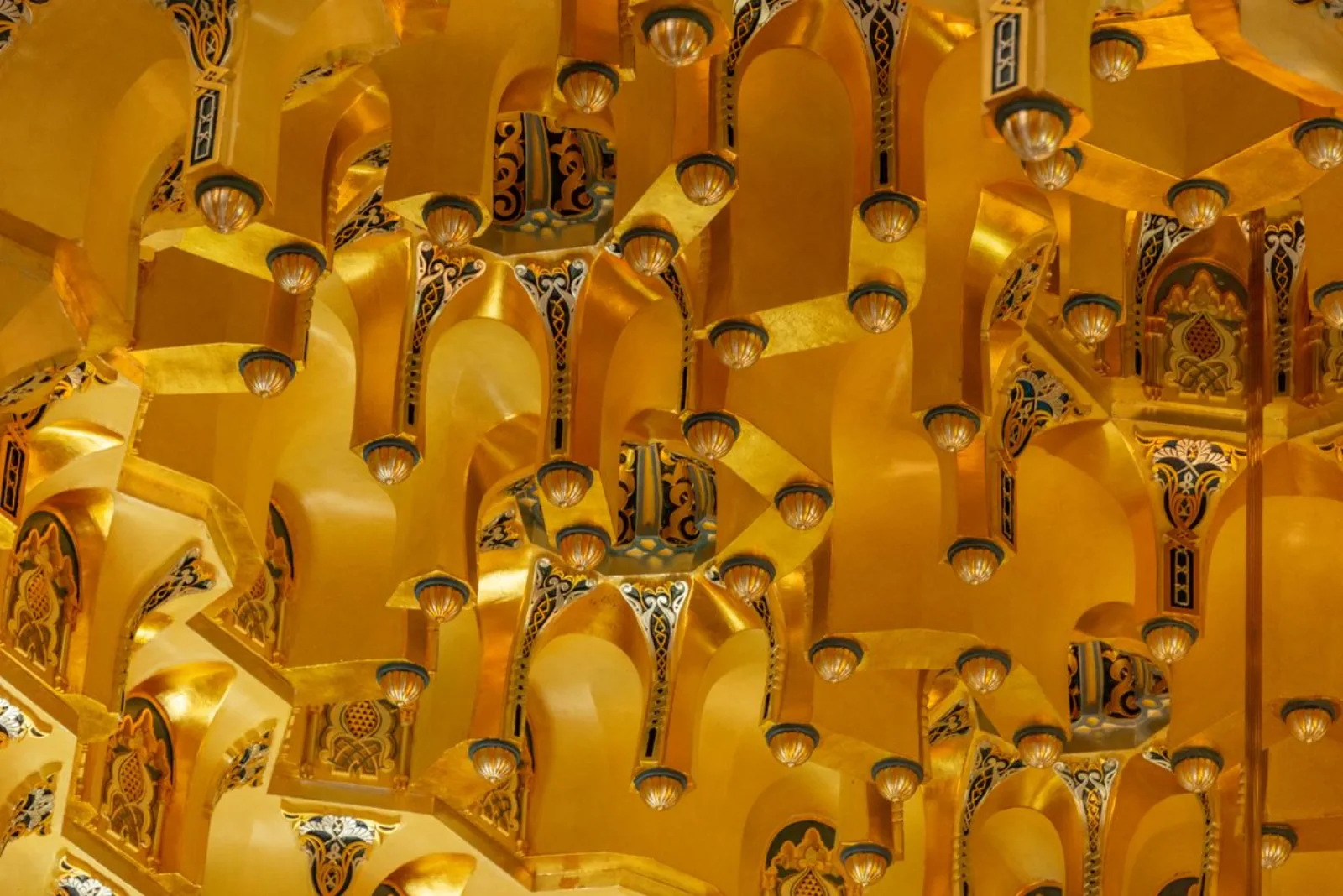 Alvéoles superposées d'un plafond de muqarnas doré