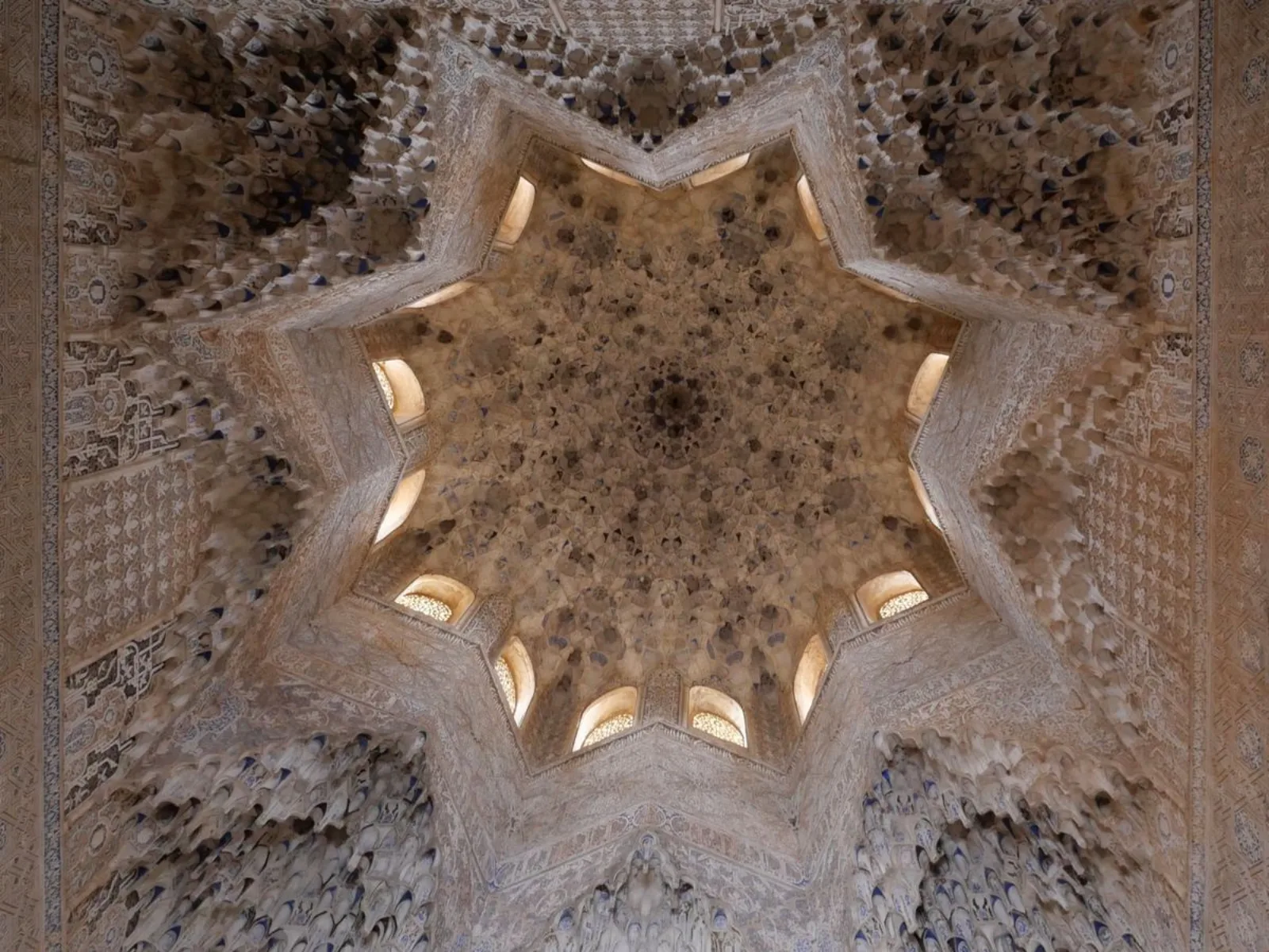 Coupole de muqarnas en plâtre sculpté, Alhambra de Grenade